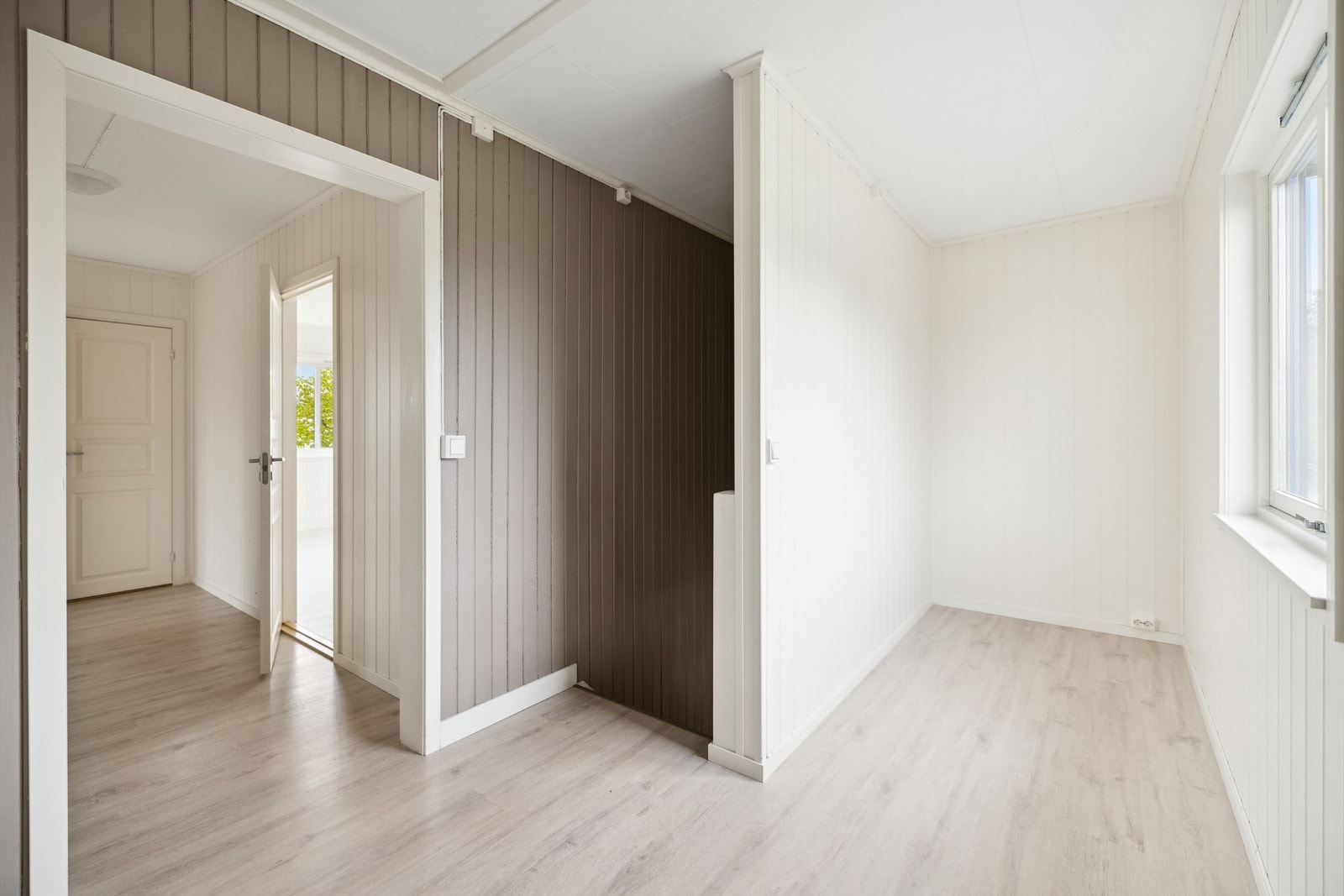 Boligen har tre soverom, alle i andre etasje. Her ligger det også et kontor i tilknytning trappegang. Galleribilde