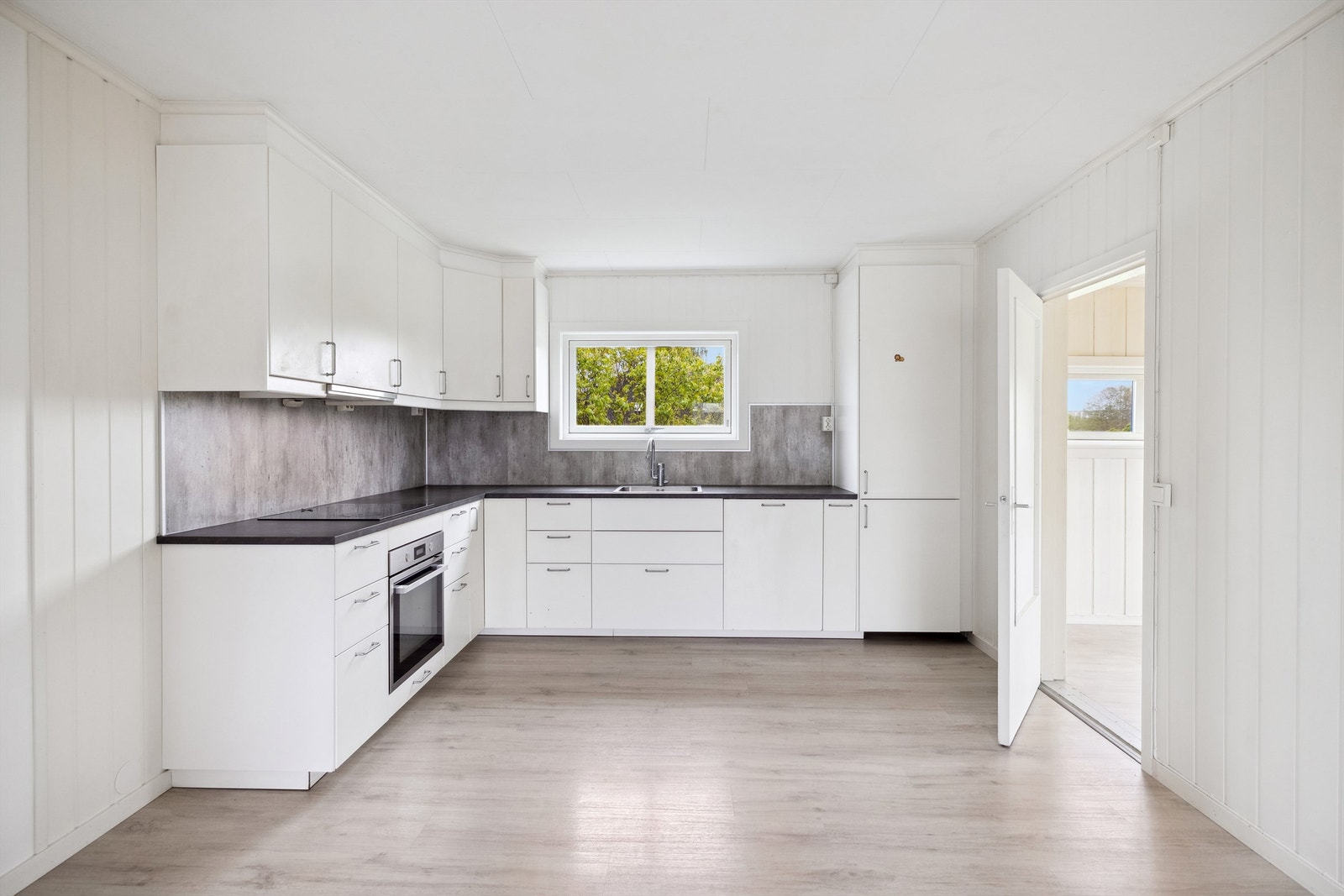 Lyst og pent kjøkken med moderne innredning fra 2020. Galleribilde