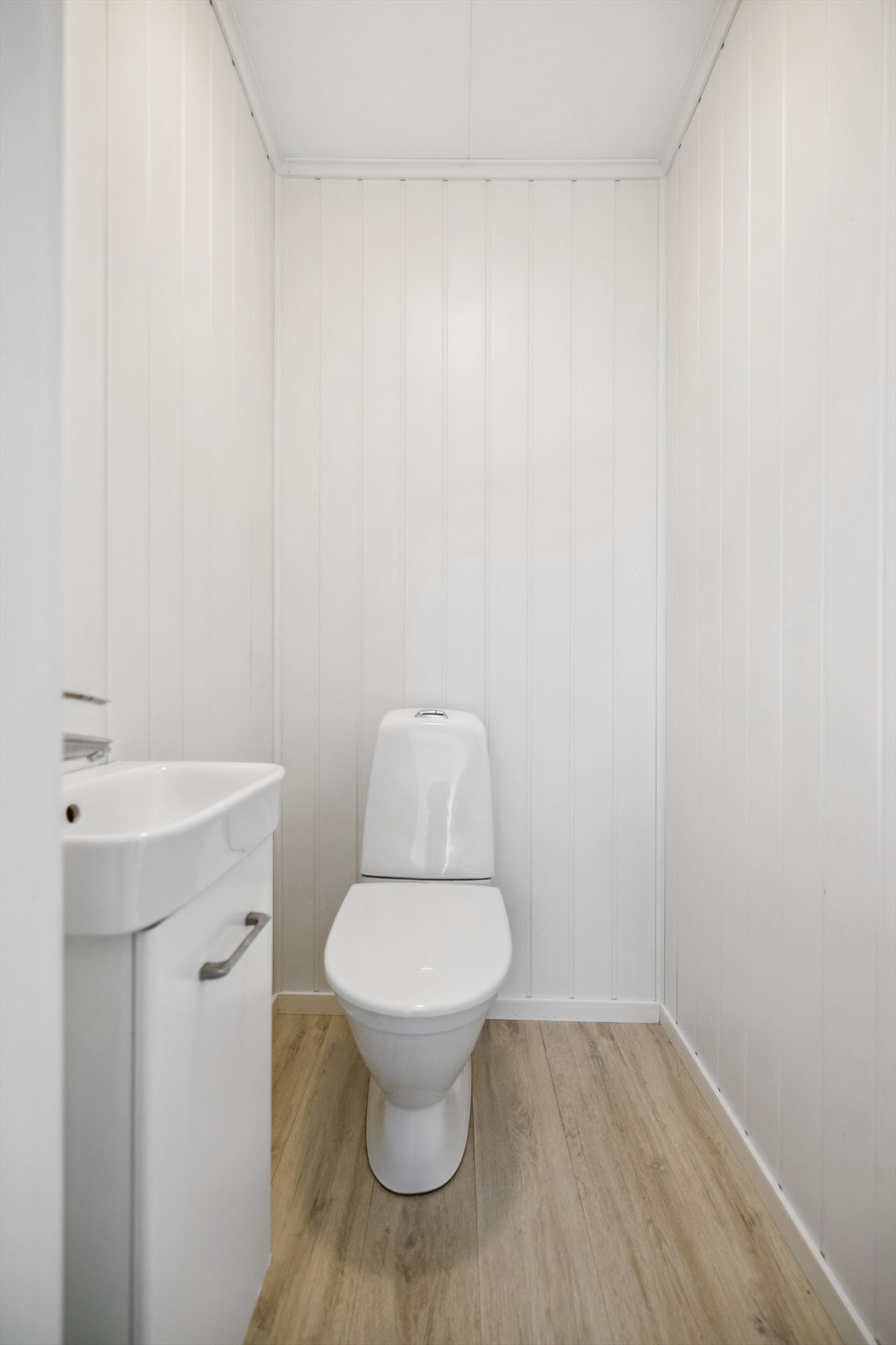 Boligen har også et oppusset toalettrom med nye overflater og innredning. Galleribilde