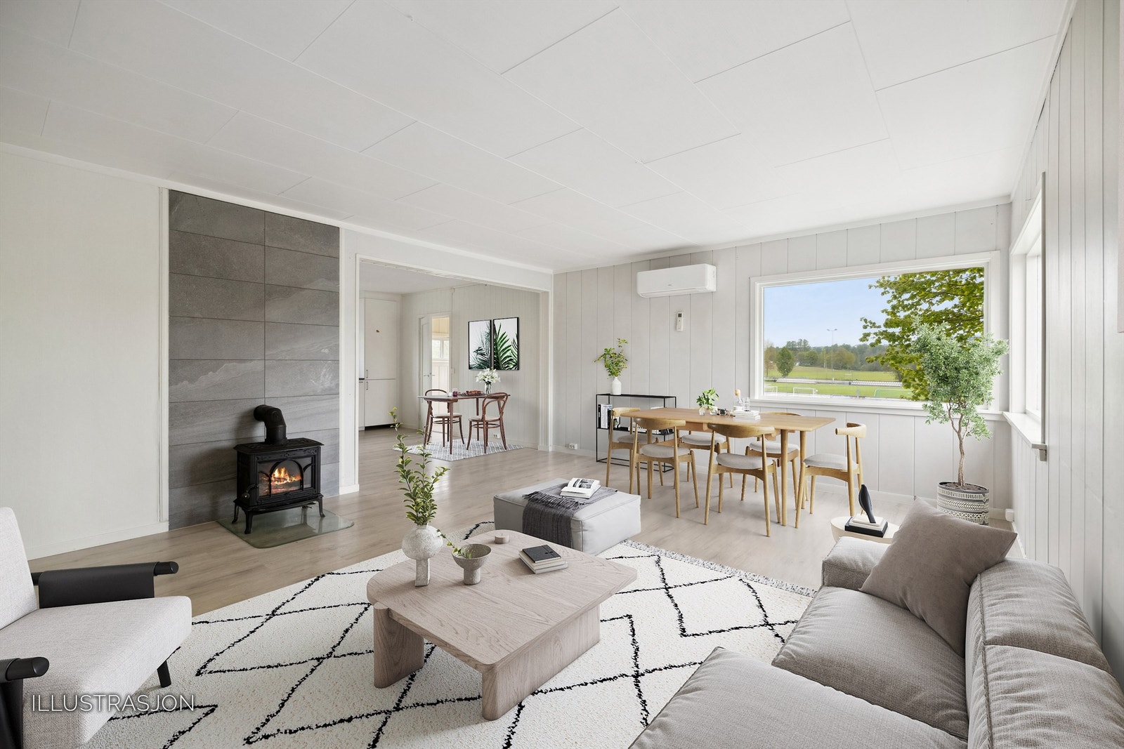 Rommet har lysemalte vegger, pent laminatgulv i grått og hygge fra en vedovn med glassdør. Illustrasjonsbilde som viser stuen møblert. Galleribilde