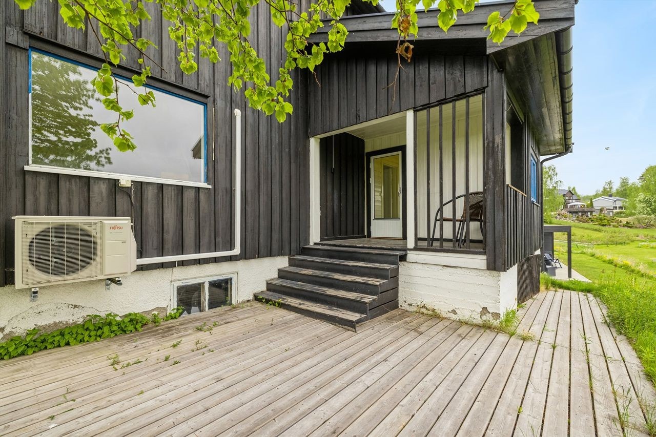 Valmuevegen 11 er en oppusset enebolig over to plan, pluss kjeller. Galleribilde