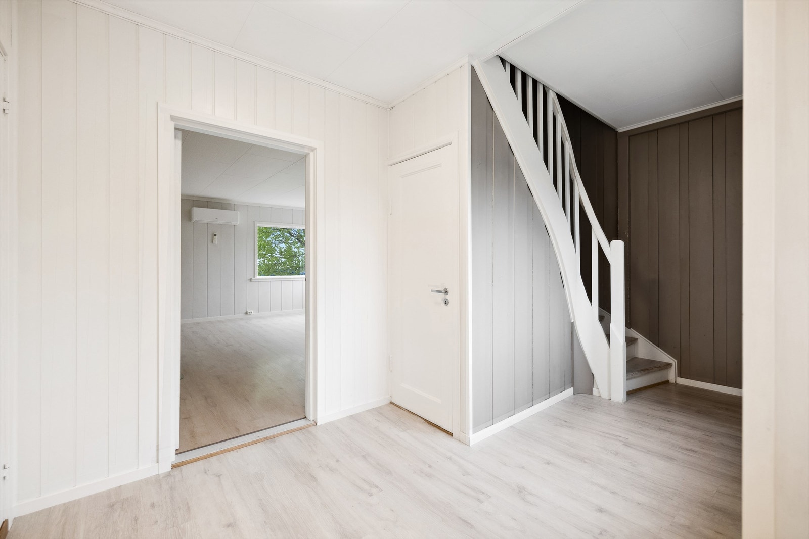 På hovedplan finner du entré, gang/trapperom, bad/vaskerom, stue, spisestue og kjøkken. Galleribilde