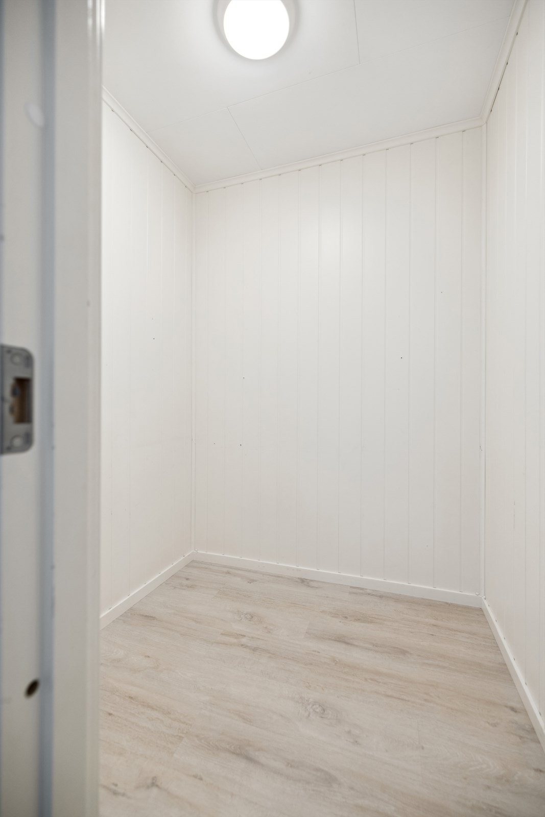 Det er i tillegg god lagringsplass i en innvendig bod i andre etasje, samt i fire kjellerrom og et uthus. Galleribilde