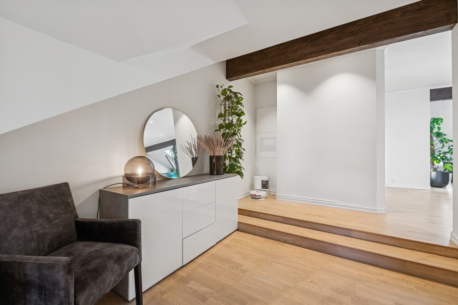 Innenfor inngangsdøren møter du en romslig entré med gode oppbevaringsmuligheter. Galleribilde