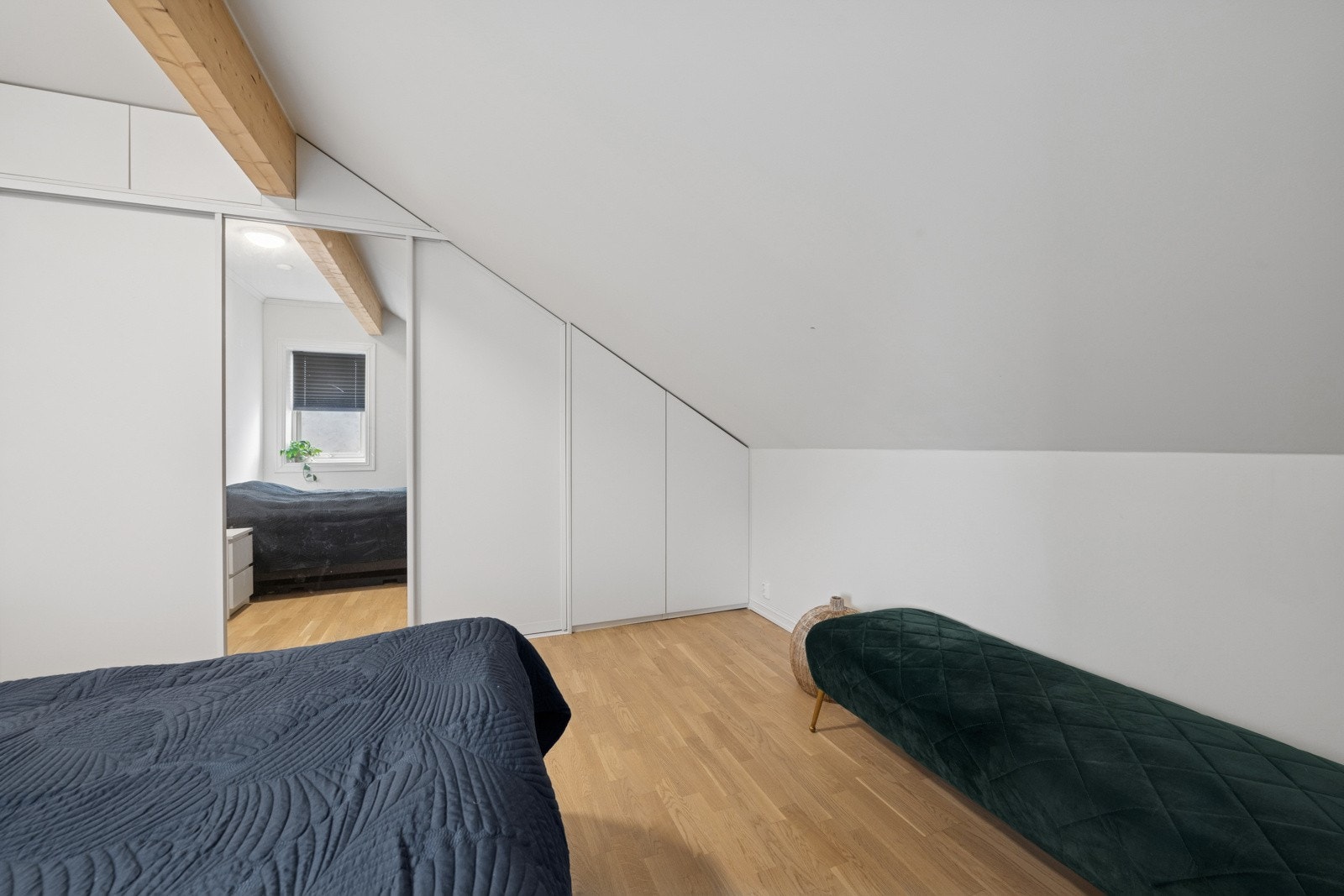 Leiligheten har to gode soverom med plass til dobbeltseng og garderobeløsning. Galleribilde