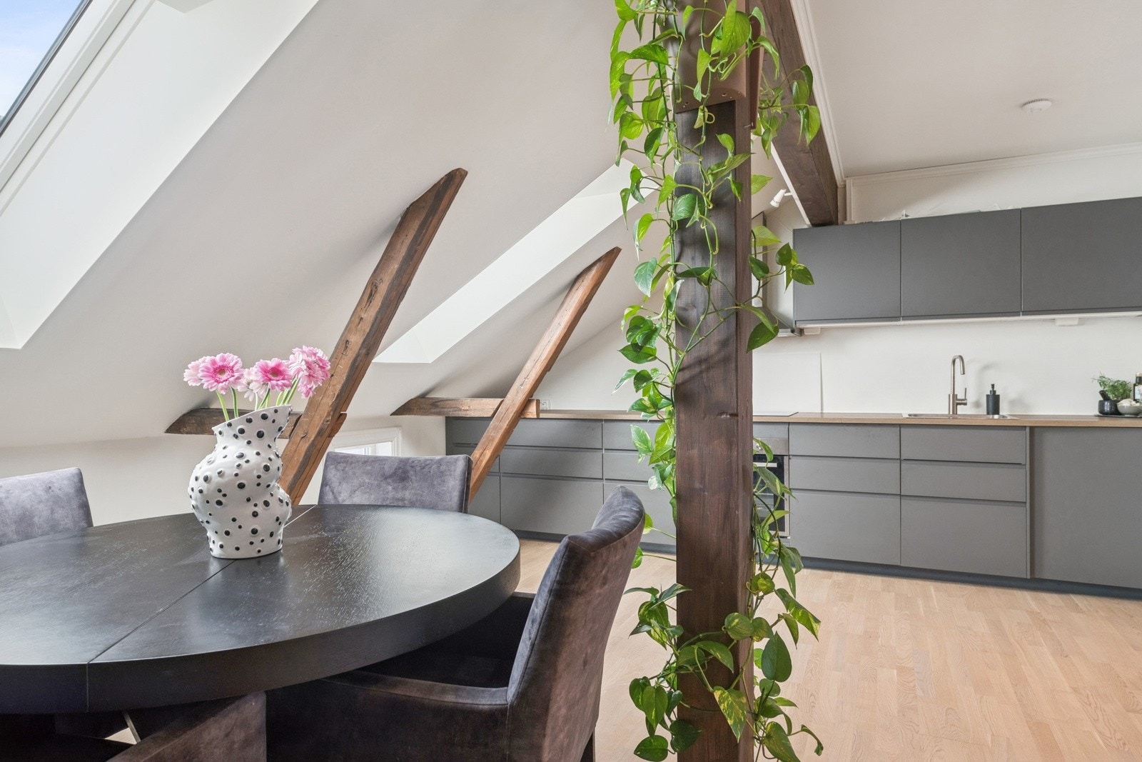 Det er god plass til spisestue i tilknytning til kjøkkenet. Galleribilde