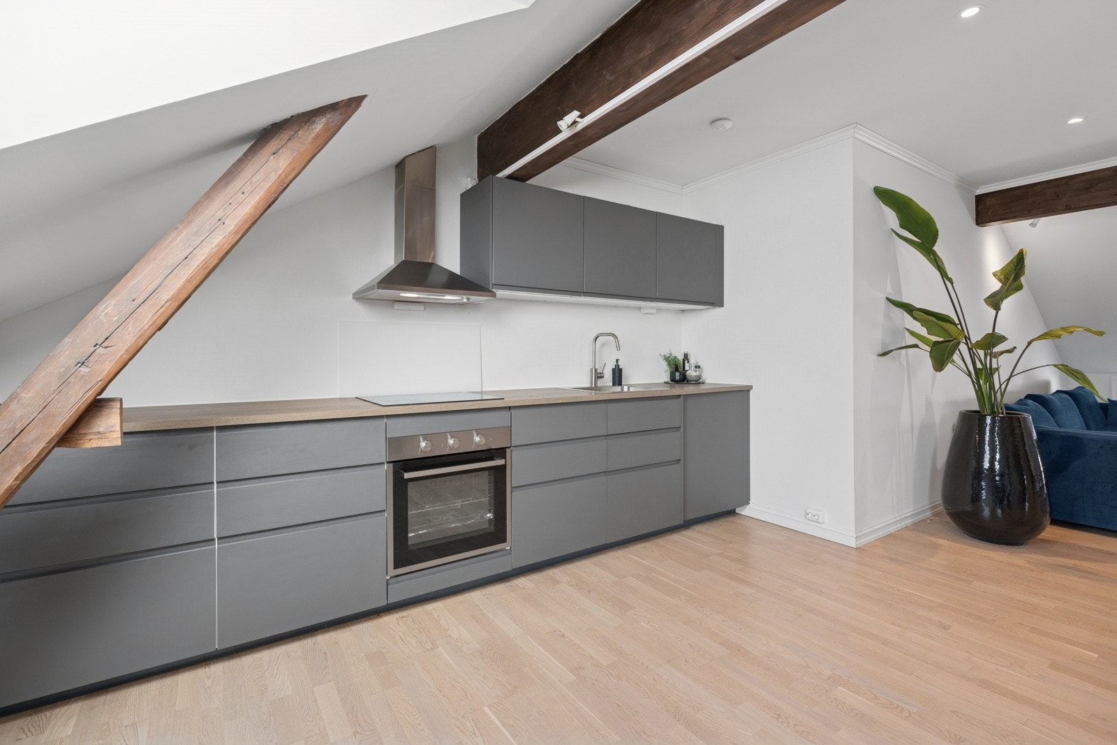 Kjøkkeninnredningen er fra 2017 og fremstår moderne og stilrent. Galleribilde