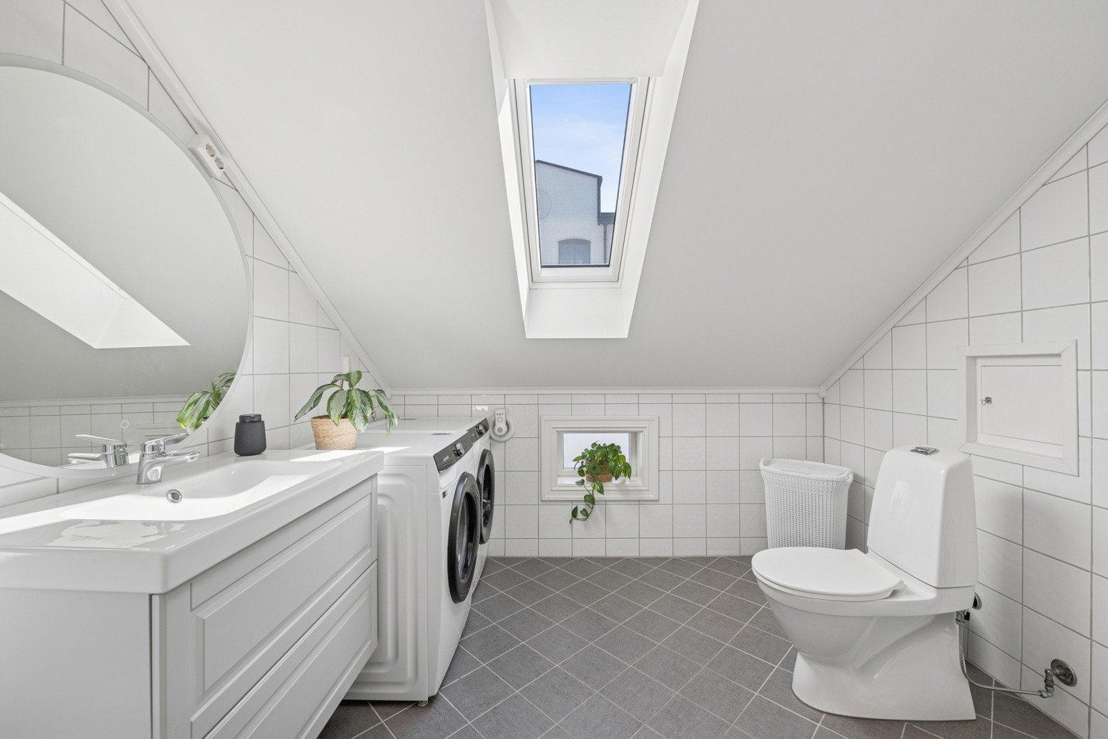 Flislagt bad med gulvvarme fra 2017 med opplegg for vaskemaskin. Galleribilde