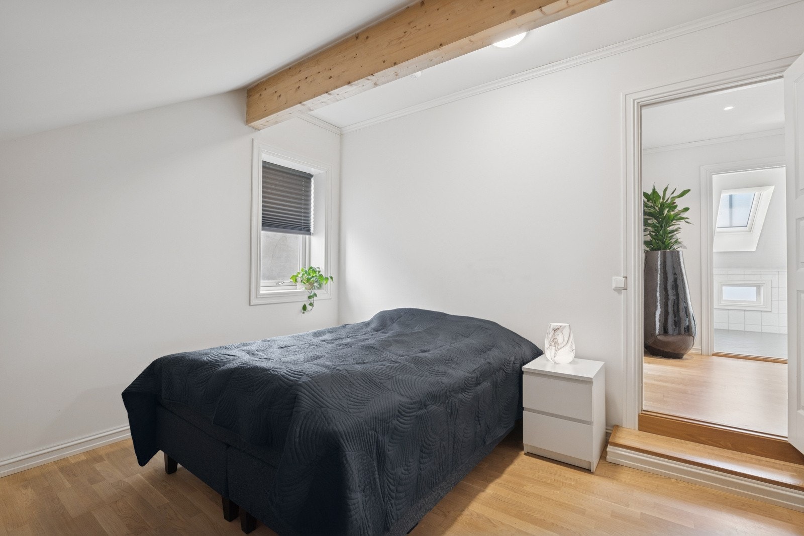 Leiligheten har to gode soverom med plass til dobbeltseng og garderobeløsning. Galleribilde