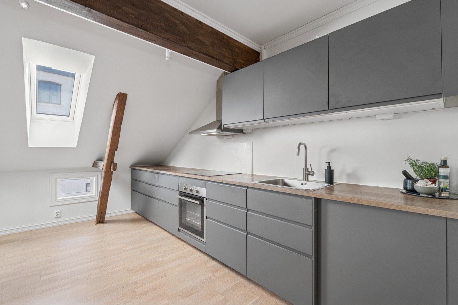 Her er det rikelig med skap- og arbeidsplass, noe som gjør kjøkkenet både funksjonelt og innbydende. Galleribilde