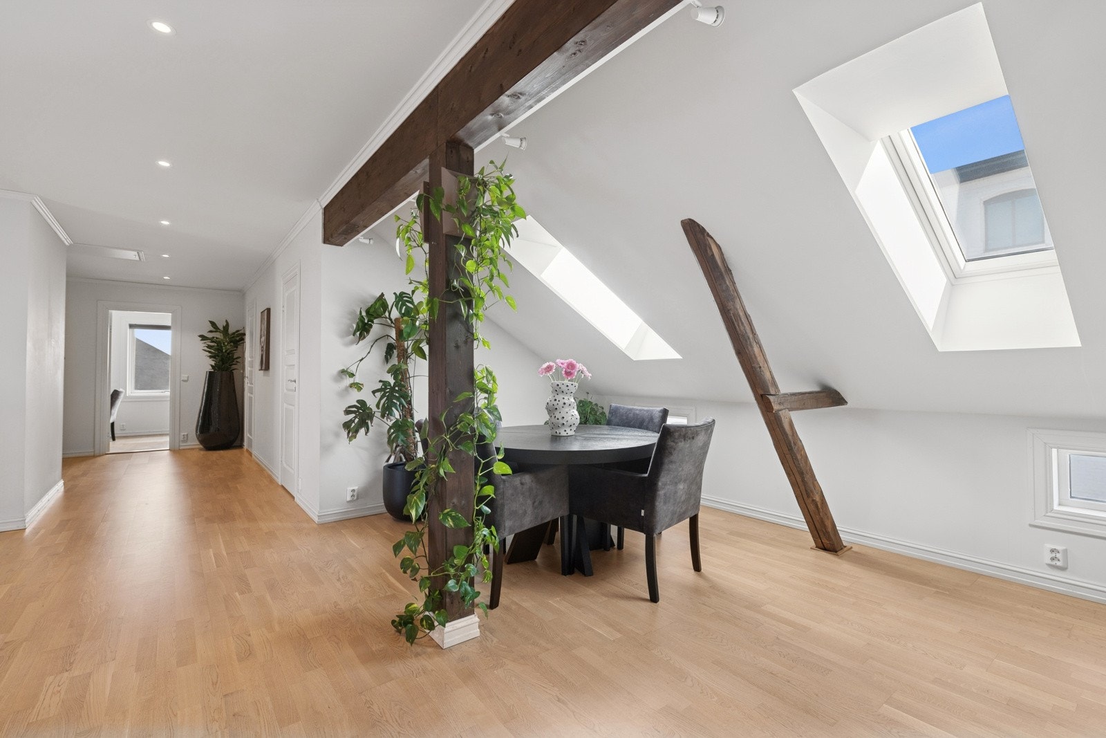 Stuen har god utforming og naturlige soner for sittegruppe og spisebord. Galleribilde