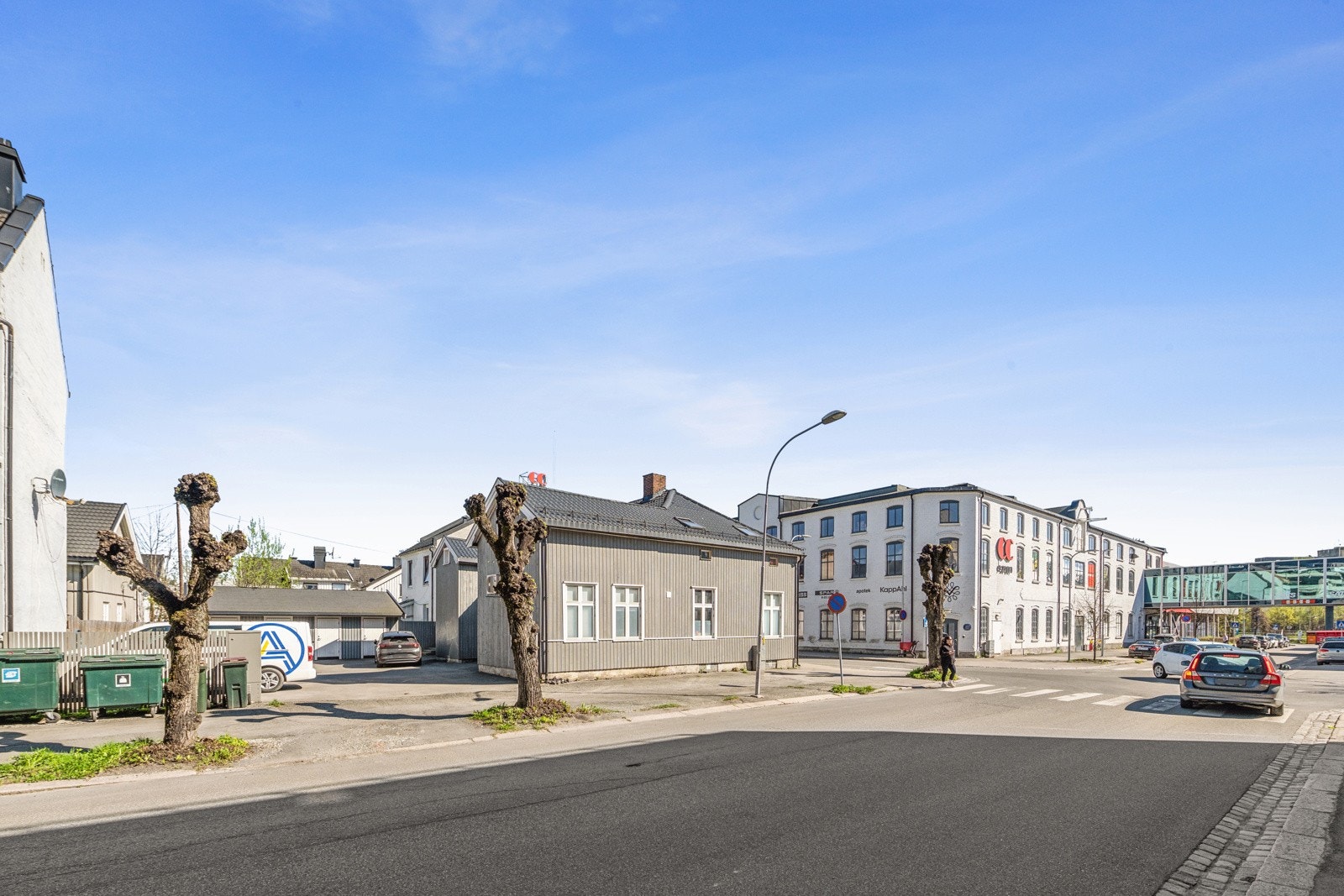 Boligen disponerer egen biloppstillingsplass i bakgården. Galleribilde