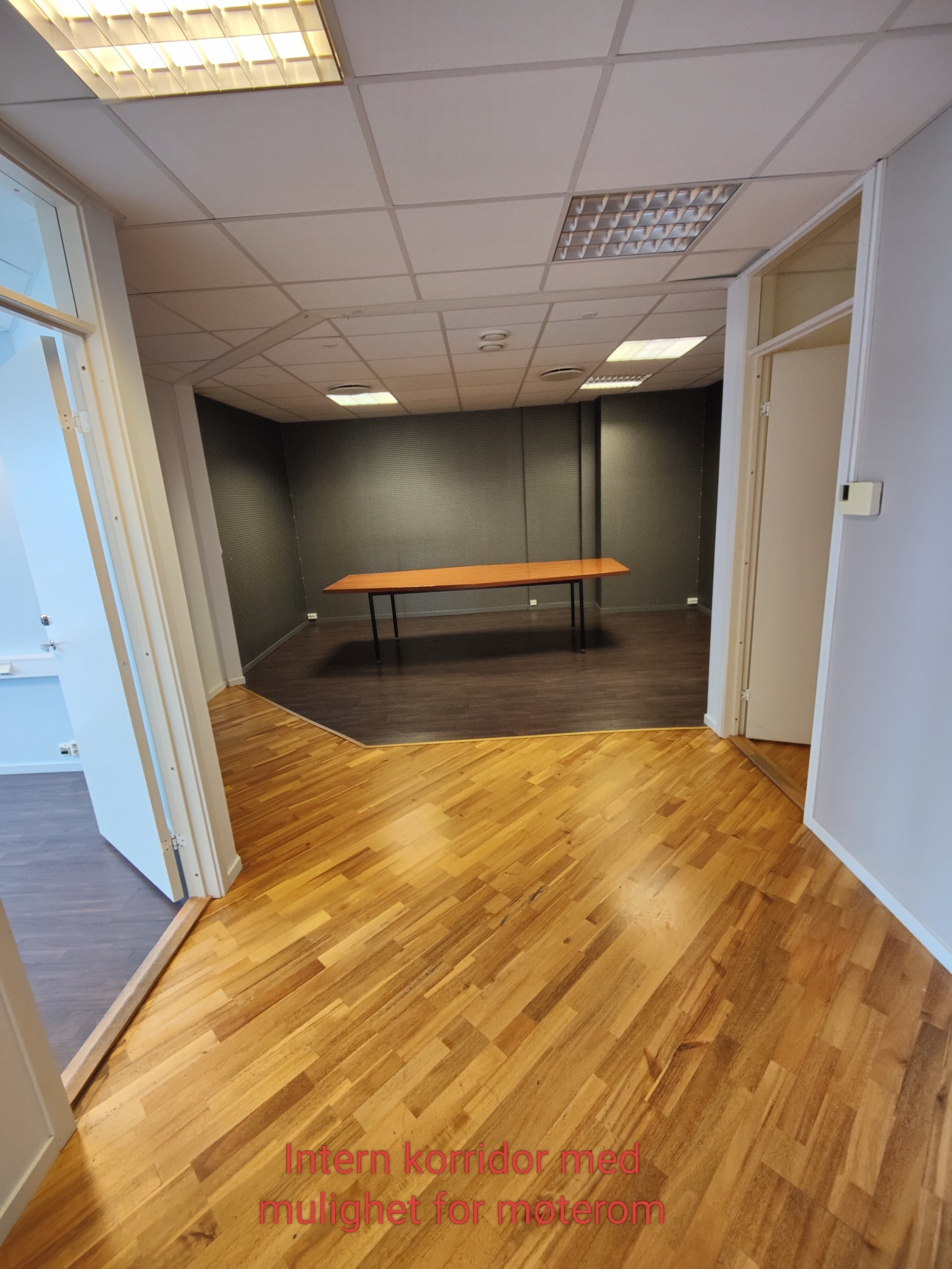 Intern korridor med møteromsmulighet Galleribilde