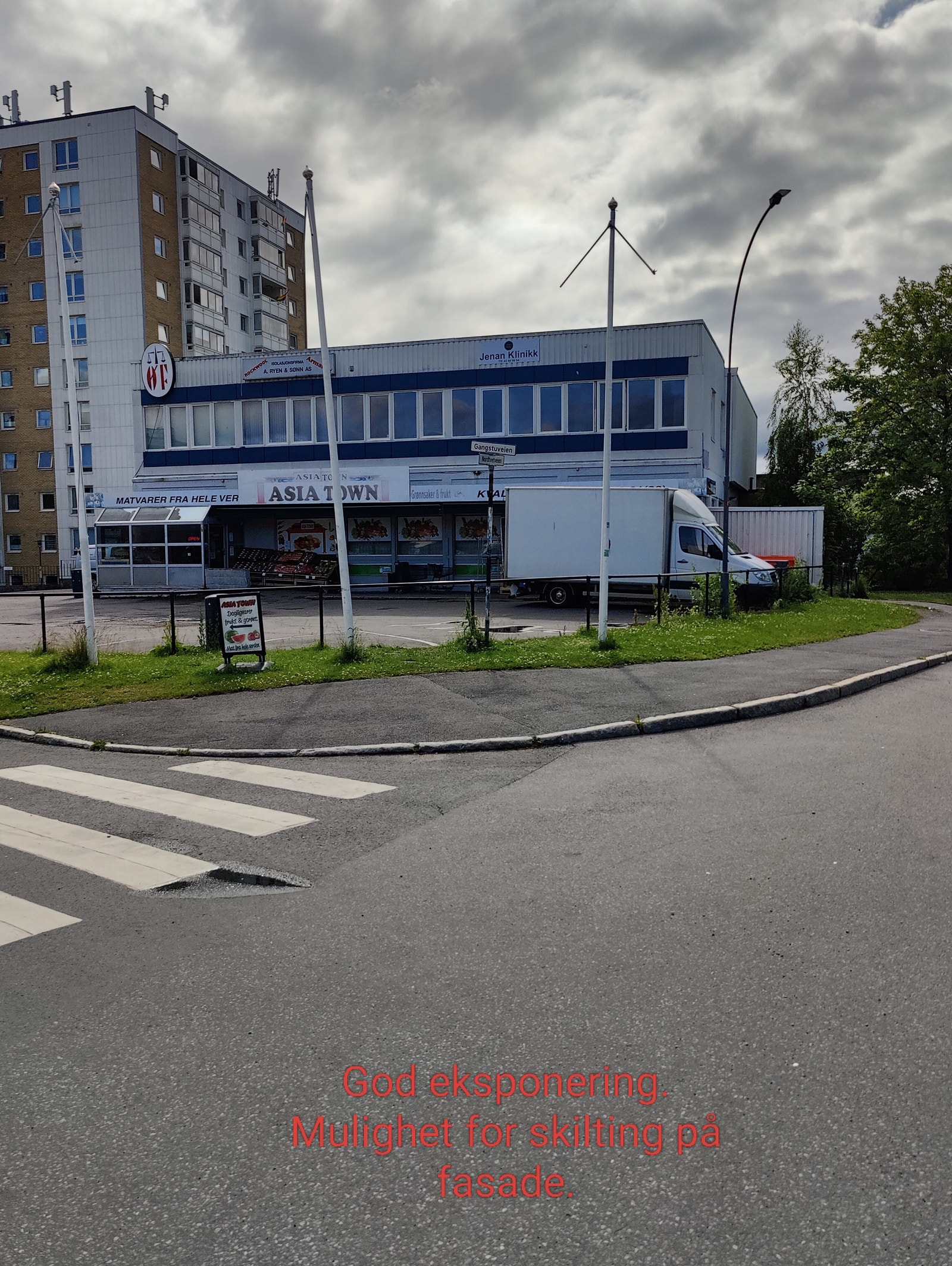 God eksponering på hjørnet av Nordtvetveien og Gangstuveien. Mulighet for skilting på fasade. Galleribilde