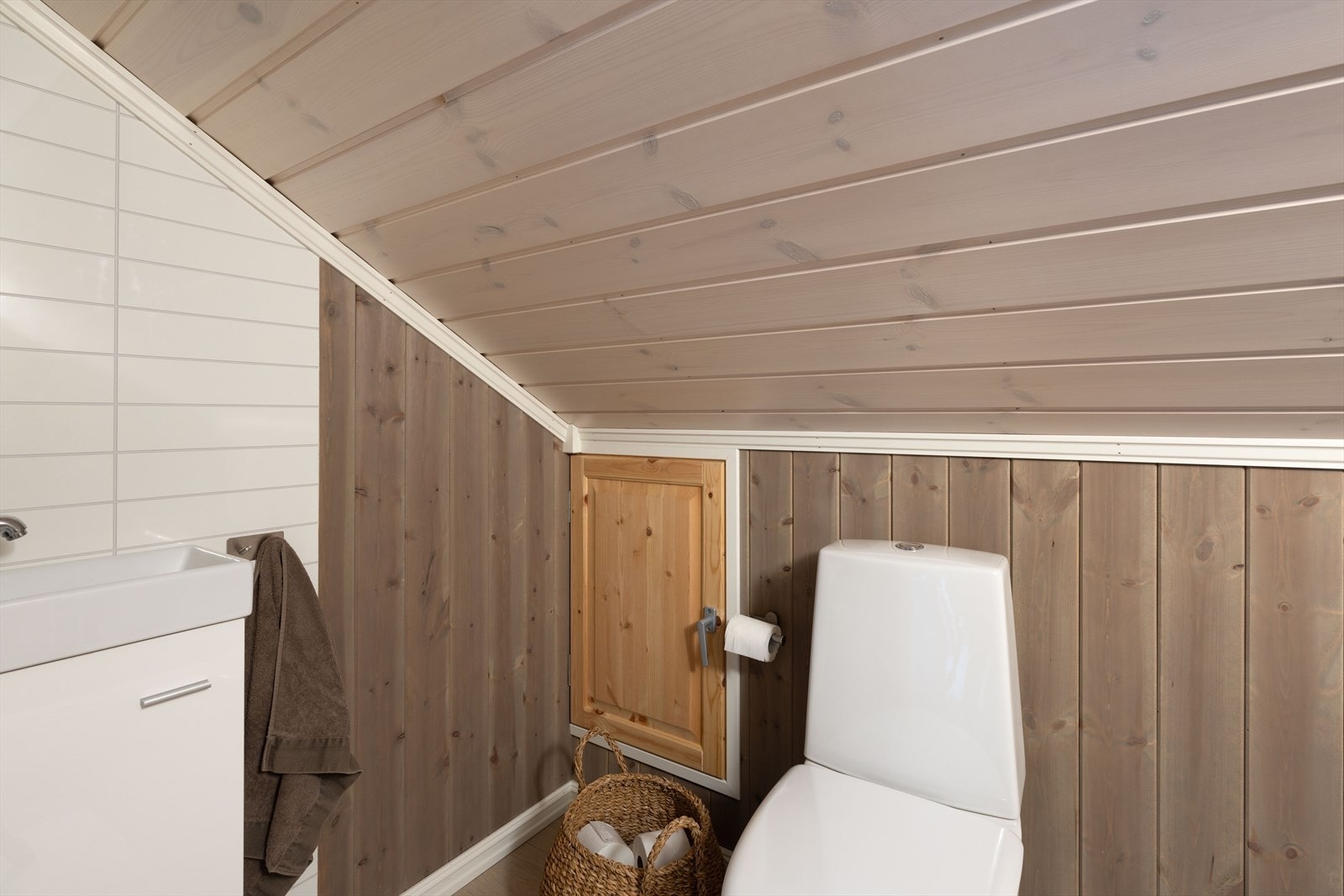 Kjekt å ha et eget rom med wc/servant i loftsetasen. Galleribilde