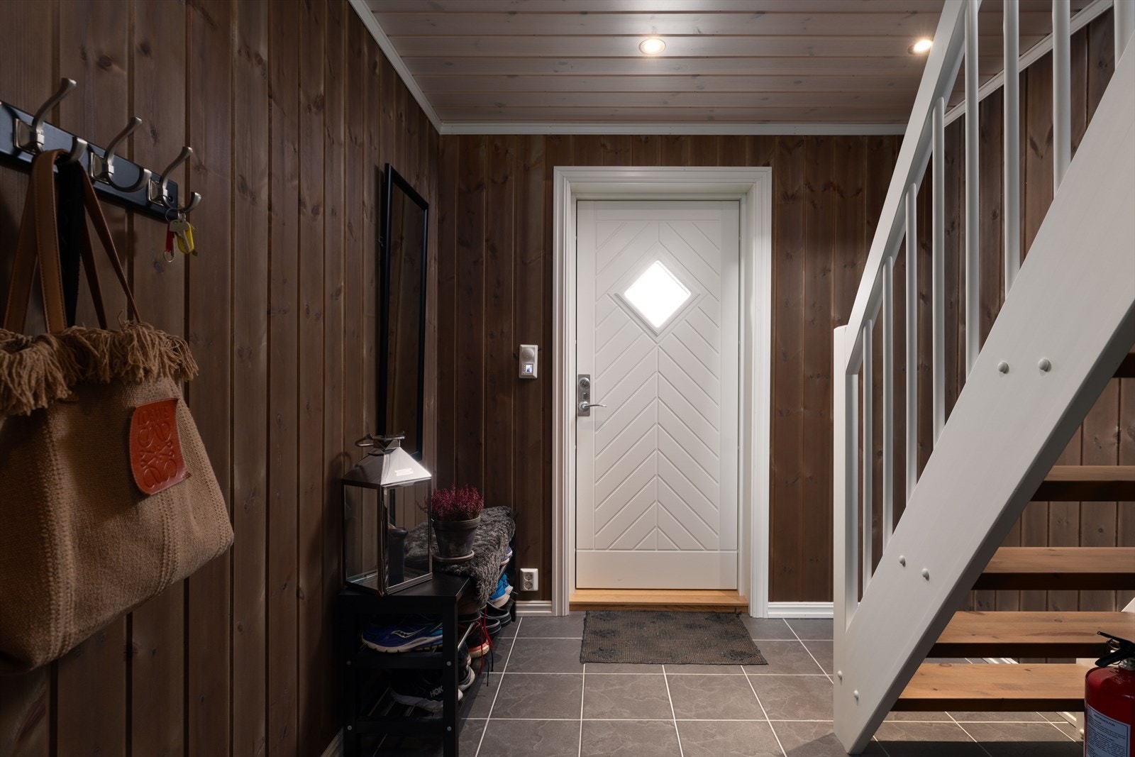 Trappen opp til loftsetasjen er i entreen. Galleribilde