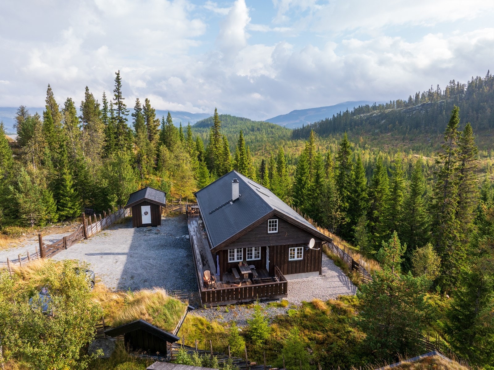 Terrassen på tre sider av hytta gir mulighet til å flytte seg i takt med sola fra morgen til kveld. Galleribilde