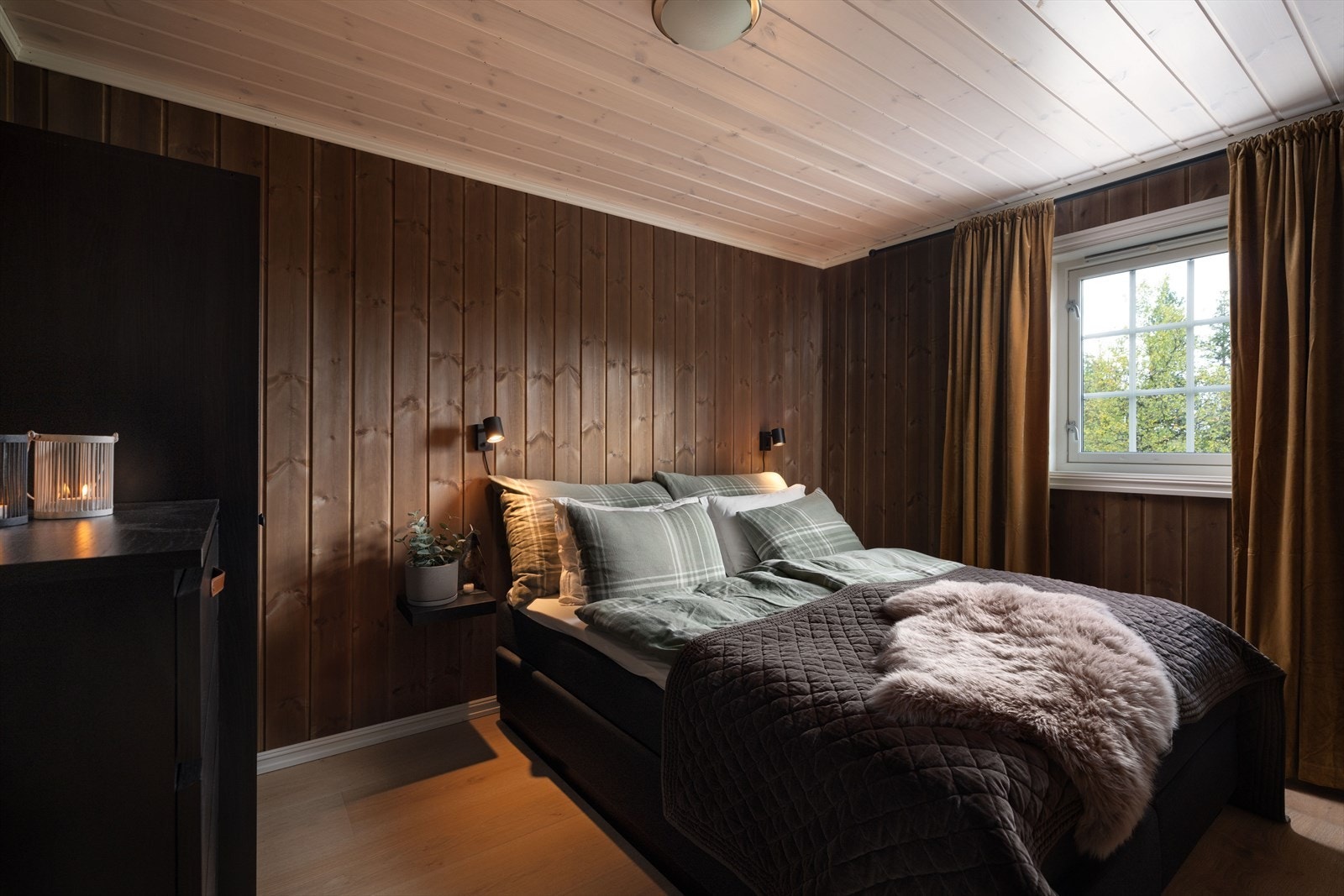 Ett av de fire soverommene i hovedetasjen. Galleribilde