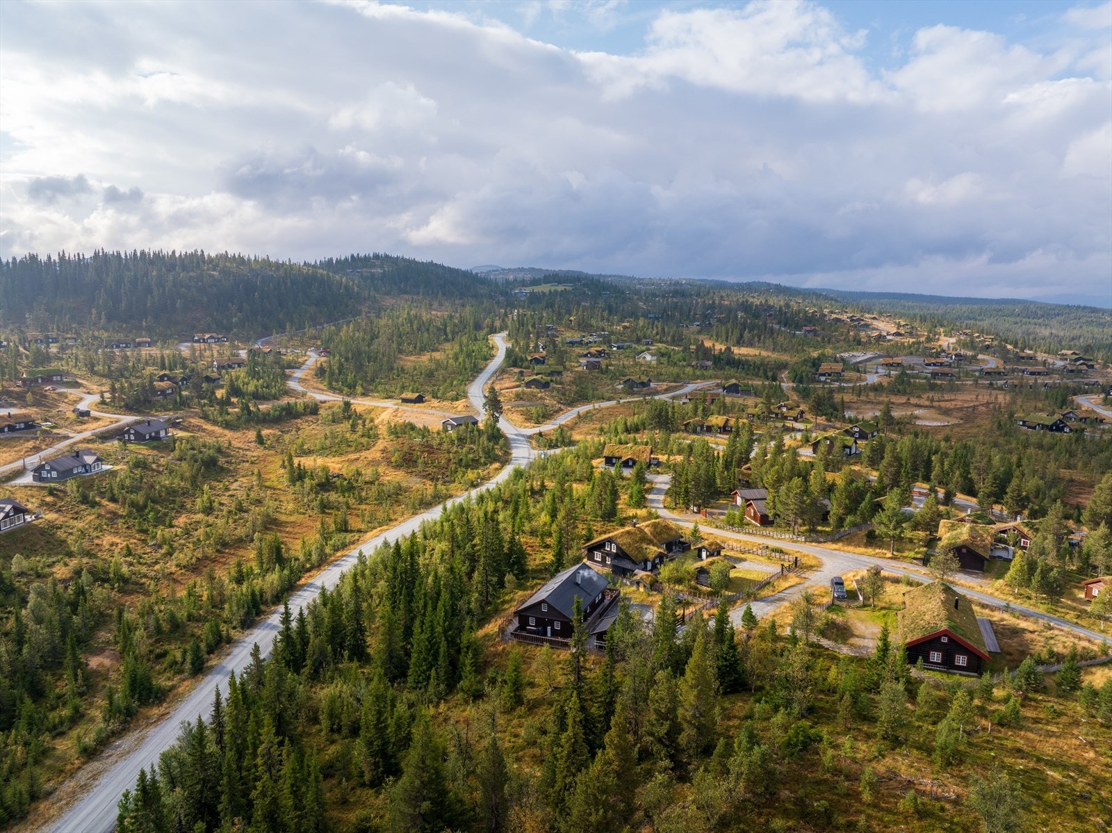 Nærmeste skiløype passerer bare ca. 100 meter fra eiendommen, og er tilknyttet på flere løypenett med milevis av maskin preparerte løyper i flere retninger. Galleribilde