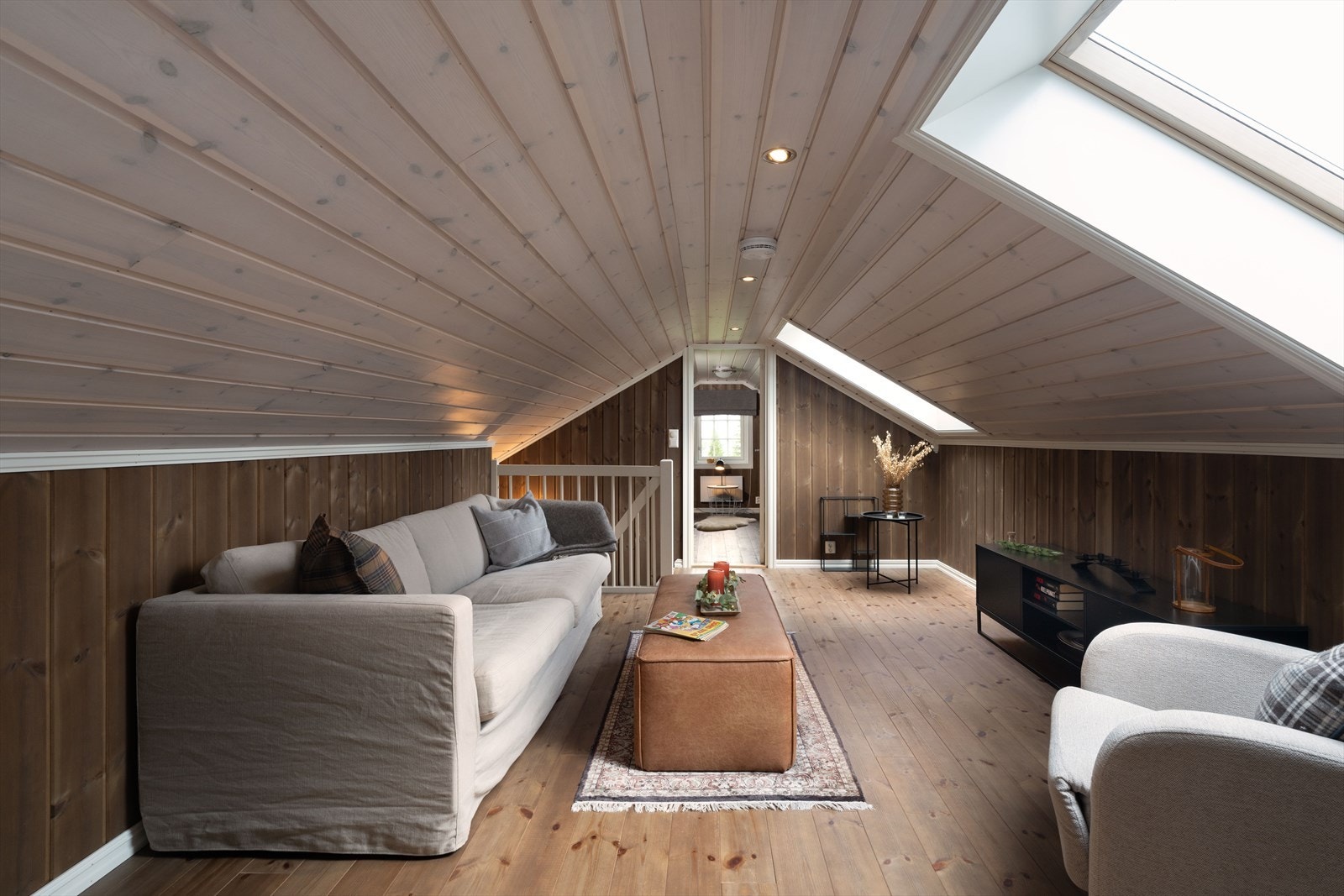 Loftsetasjens totale gulvareal er ca 50 m2, og maks takhøyde i etasjen er 1,89 m. Galleribilde