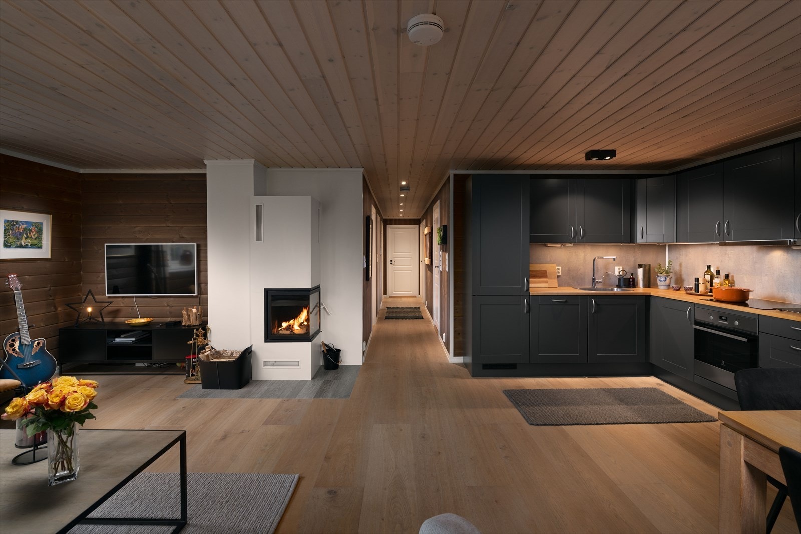 Hyttas hovedetasje har entré/trappegang, gang, 4 soverom, 2 bad, badstue, åpen kjøkkenløsning og stue/spisestue. Galleribilde