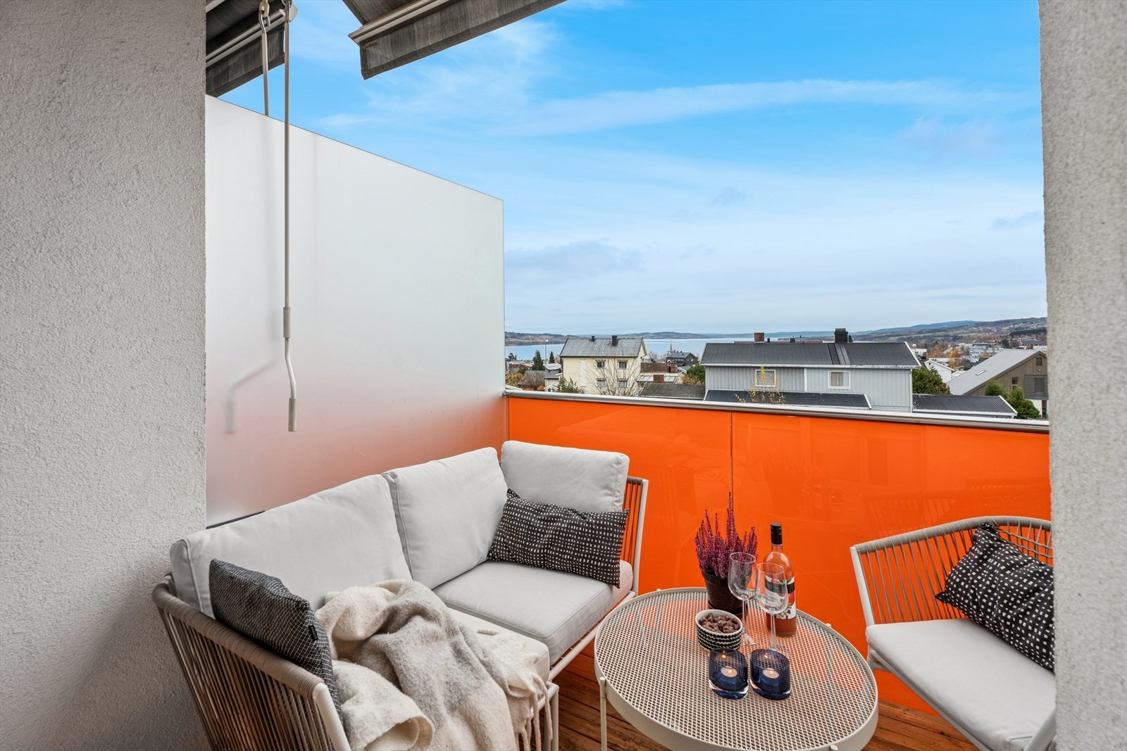 Balkongen er på ca. 8 m² med god plass til sittegrupper. Galleribilde