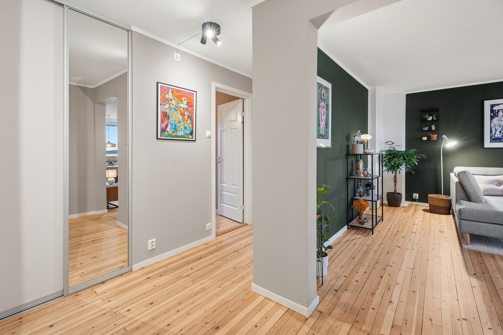 Du ønskes velkommen inn i en romslig entré med god plass til å henge fra seg yttertøyet. Galleribilde