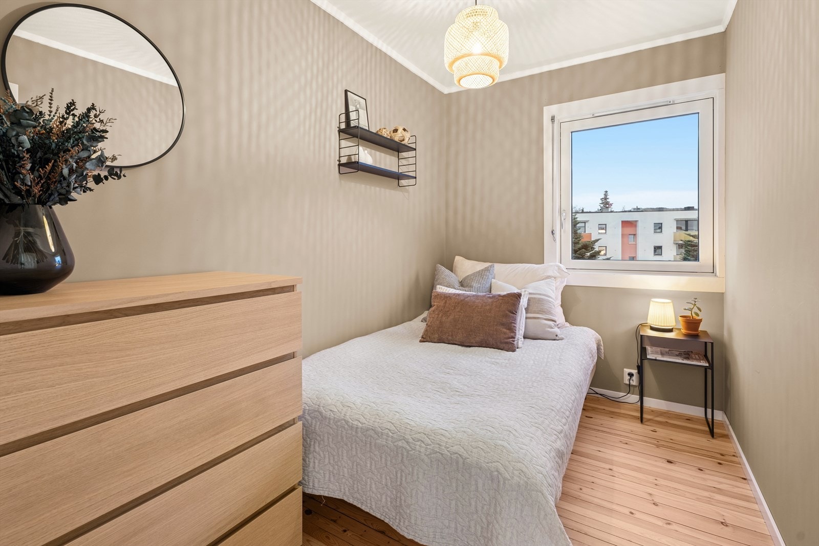 Det andre soverommet passer ypperlig som barnerom, gjesterom eller hjemmekontor. Galleribilde