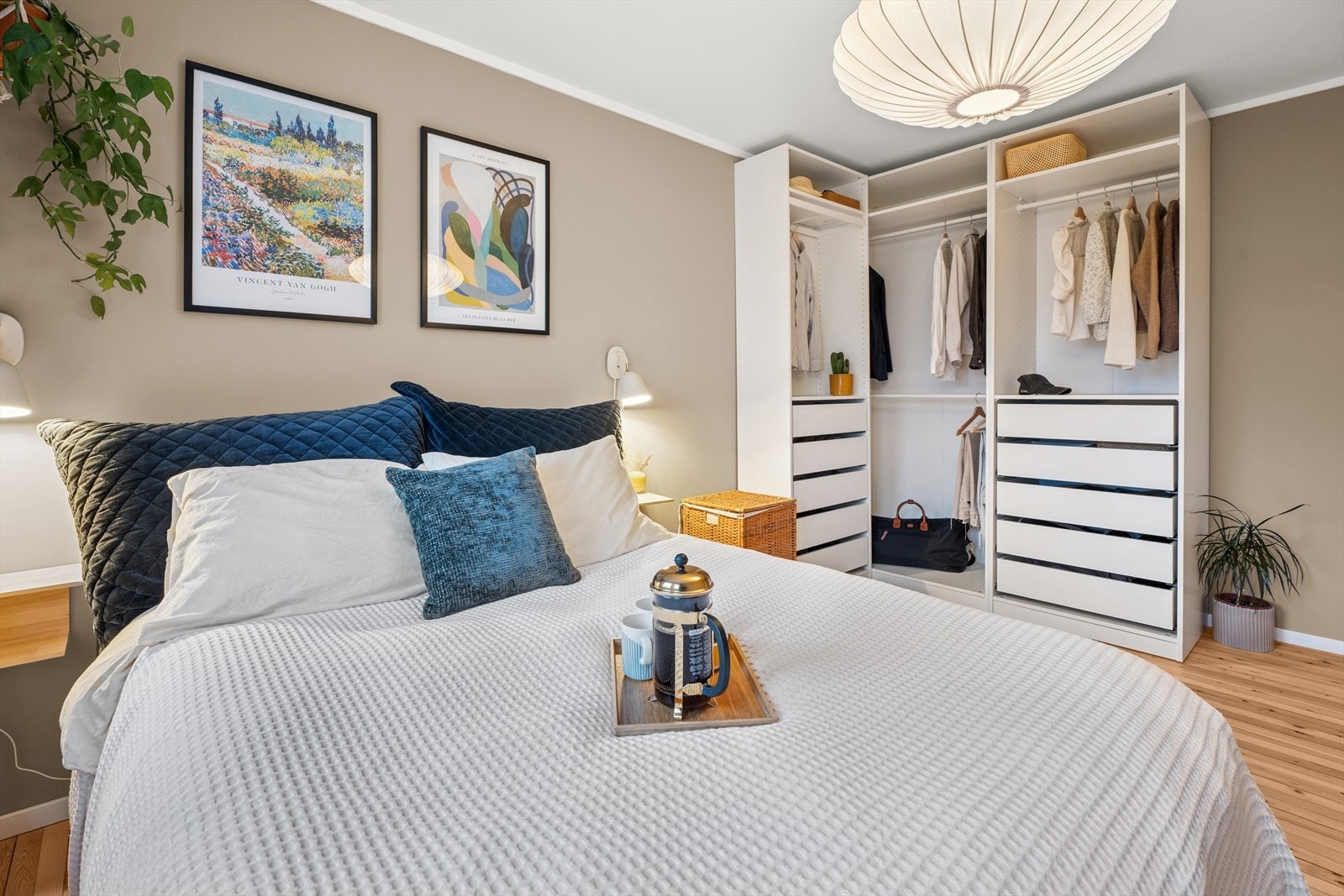 Leiligheten har to romslige soverom, begge malt i moderne fargetoner som gir et lunt og stilrent preg. Galleribilde