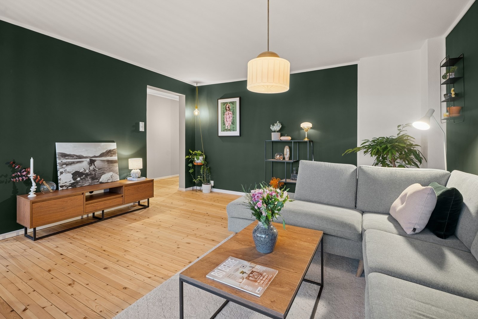 Alle overflater er helsparklet og malt i 2024, og gulvene er slipt og lakkert - alt klart for en ny eier. Stuen er malt i en moderne grønntone. Galleribilde