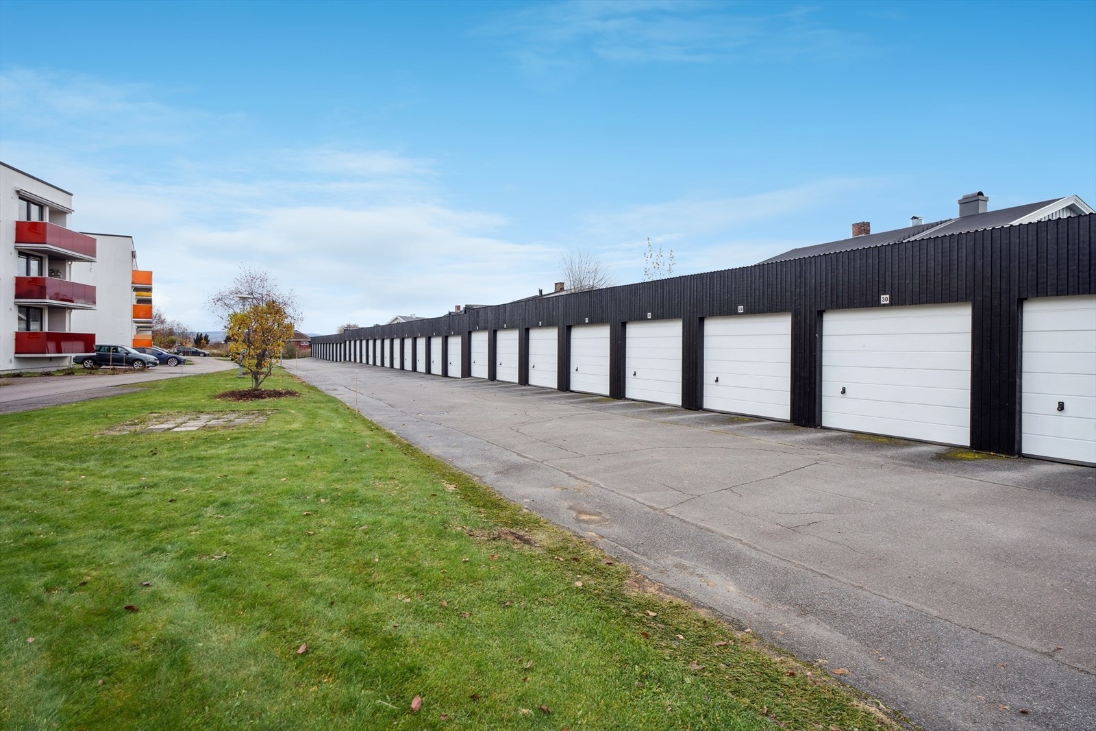 Gode parkeringsmuligheter reservert for beboere ved siden av blokkene og gratis parkering i gaten. Garasje til leie etter ansiennitet (kr 497,-) Galleribilde