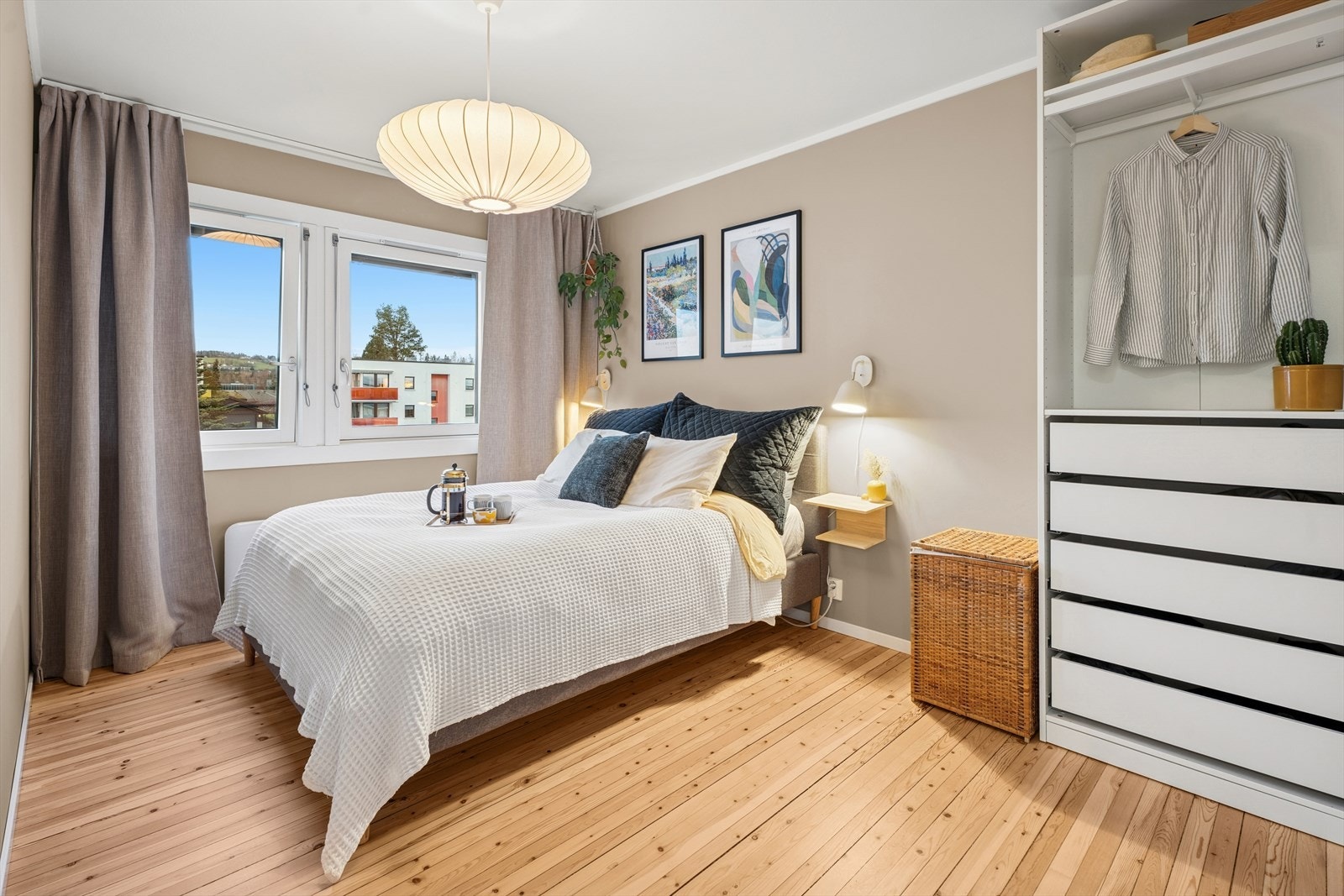 Hovedsoverommet byr på god plass og en stor garderobeløsning med åpne og lukkede seksjoner - perfekt for organisering og oppbevaring. Galleribilde