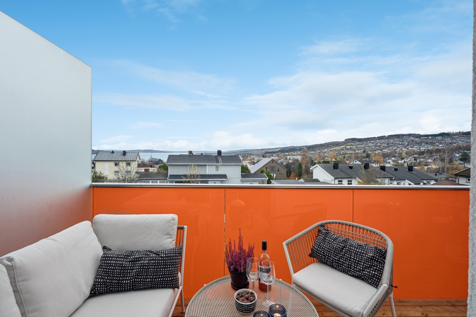 Solrik balkong med gode solforhold. Her har du sol store deler av dagen. Galleribilde