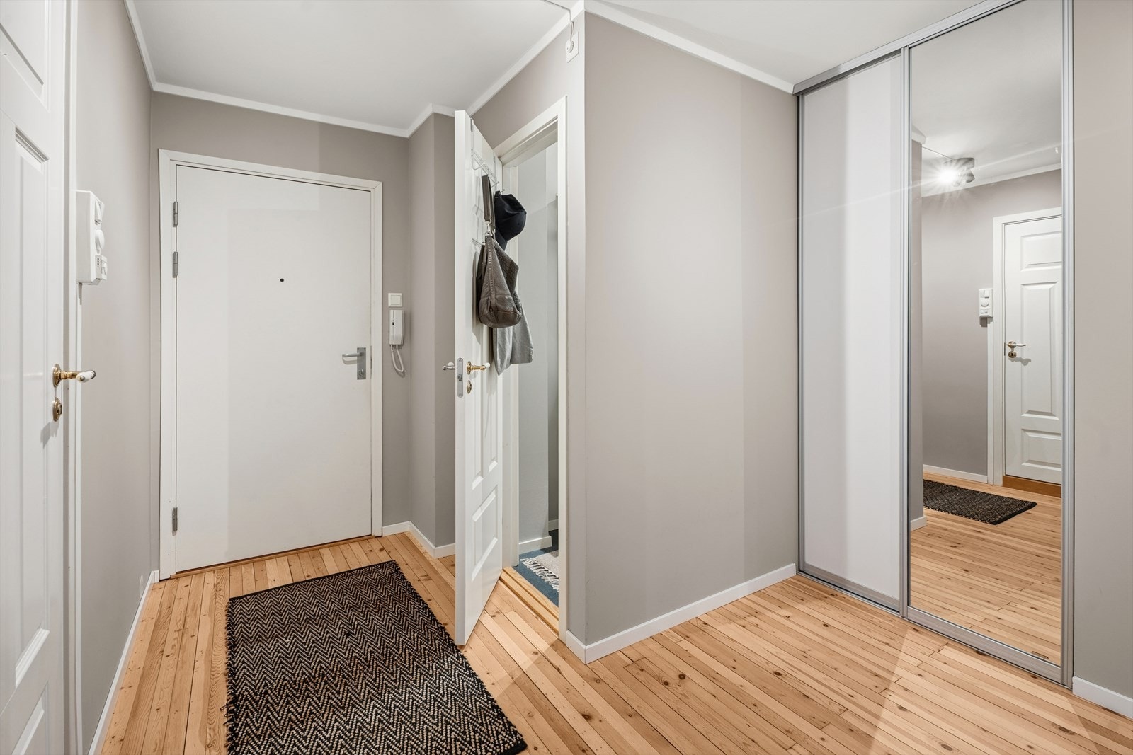 I 2024 ble leiligheten betydelig oppgradert med nytt kjøkken, helsparklede og malte vegger samt slipte og lakkerte gulv. Galleribilde