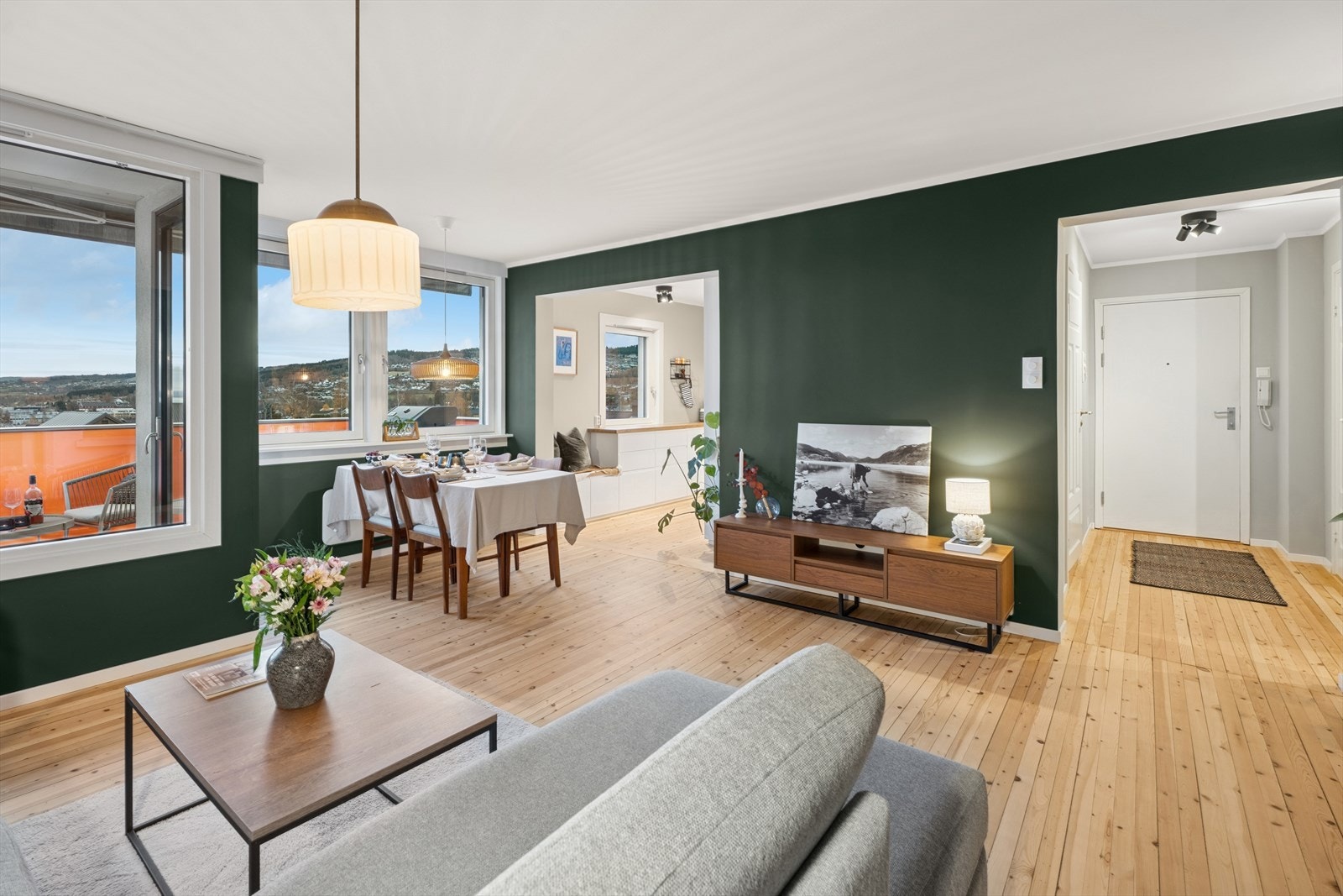 Leiligheten har en gjennomført stil med smarte løsninger, god planløsning med åpen stue- og kjøkkenløsning, to soverom, bad og praktisk innvendig bod. Galleribilde