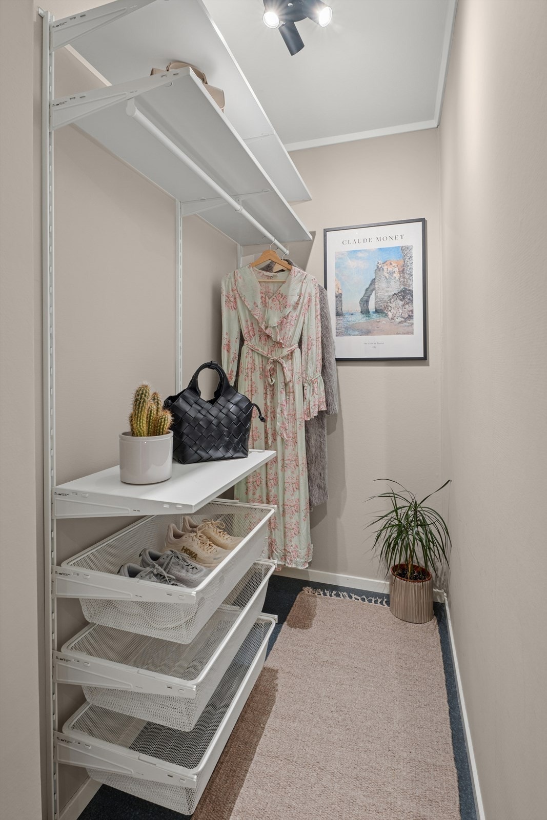 Rett ved inngangen ligger en egen bod som gir ekstra garderobeplass - perfekt for sesongklær, sko eller annet utstyr du ønsker å ha lett tilgjengelig. Galleribilde