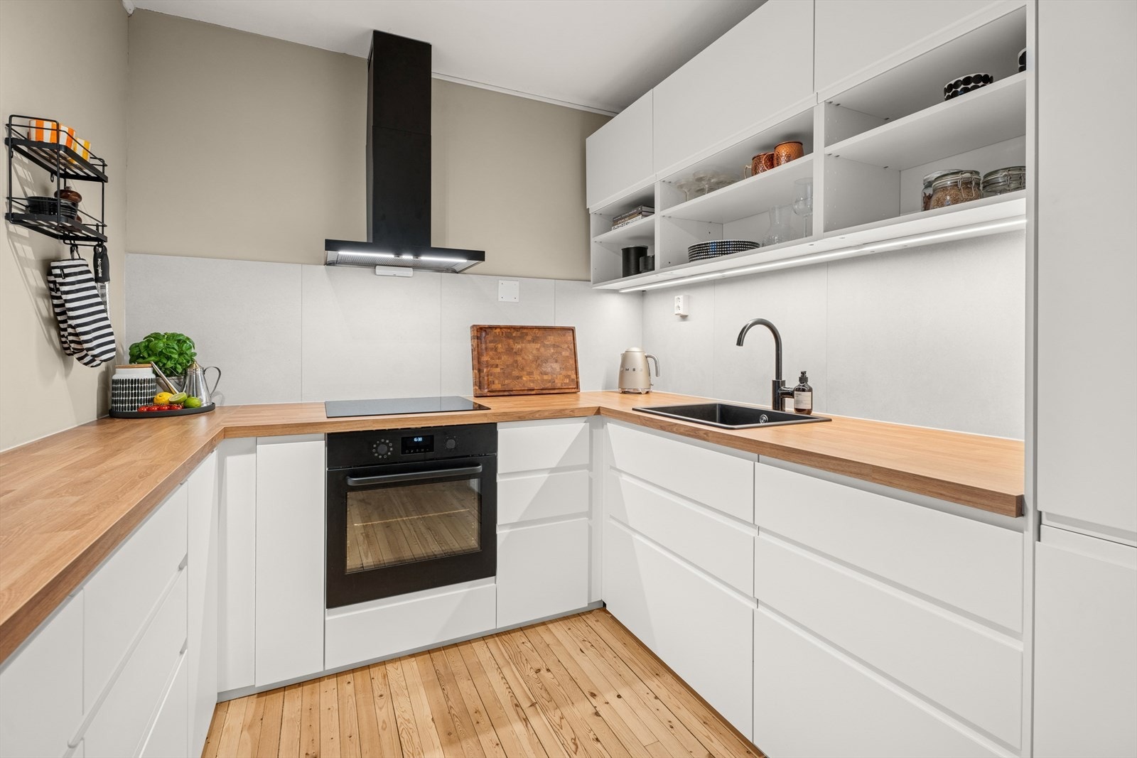 Kjøkkenet har godt med skap- og benkeplass. Galleribilde