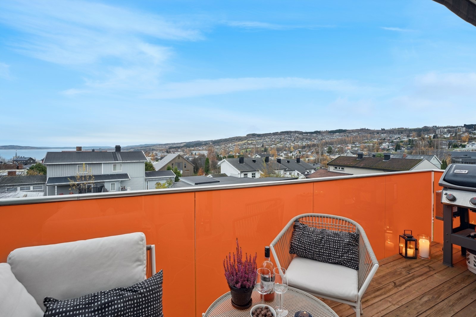 Solrik balkong med fin utsikt. Galleribilde