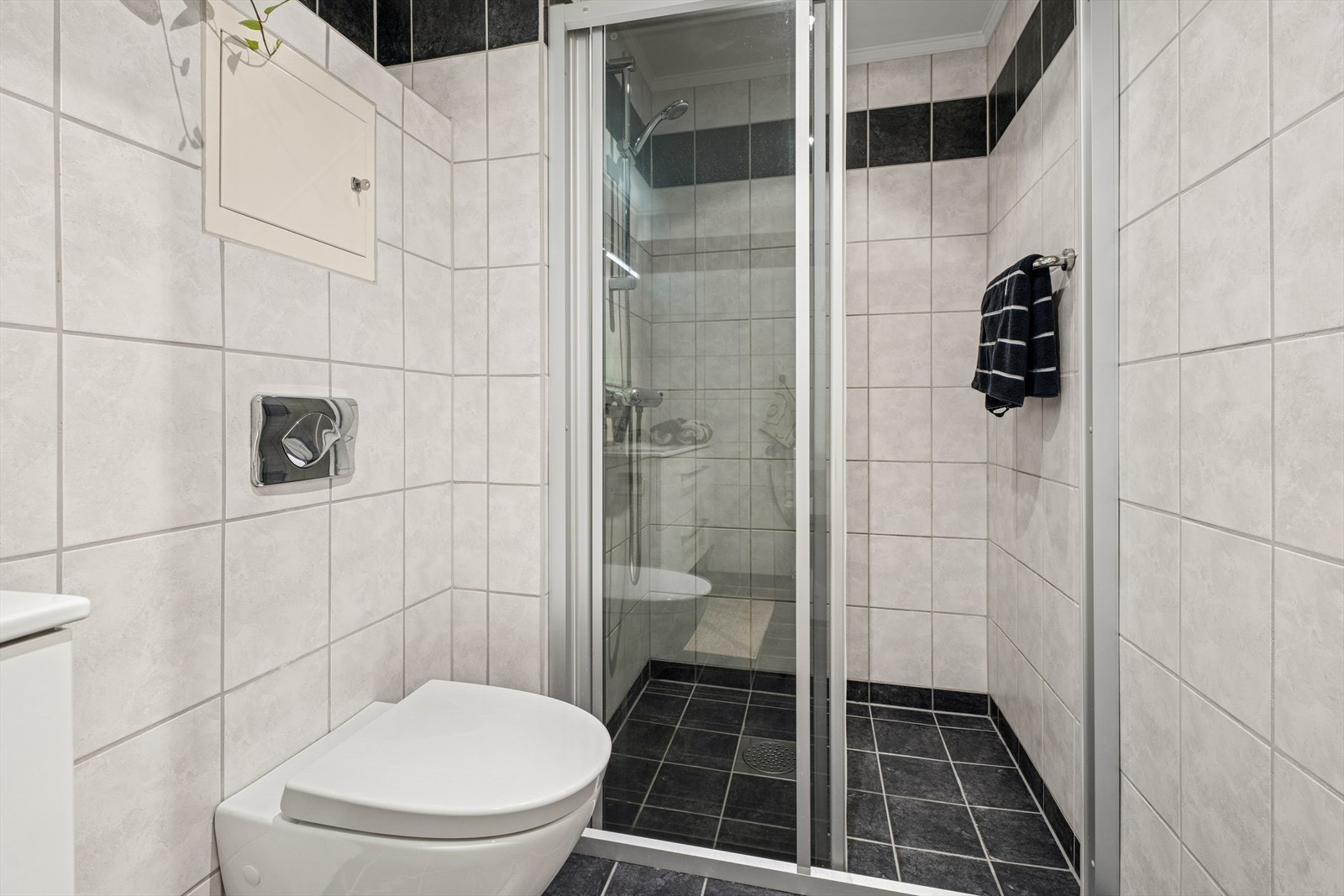 Flislagt bad fra 2012 med tidløs fargekombinasjon og moderne innredning fra 2018. Galleribilde