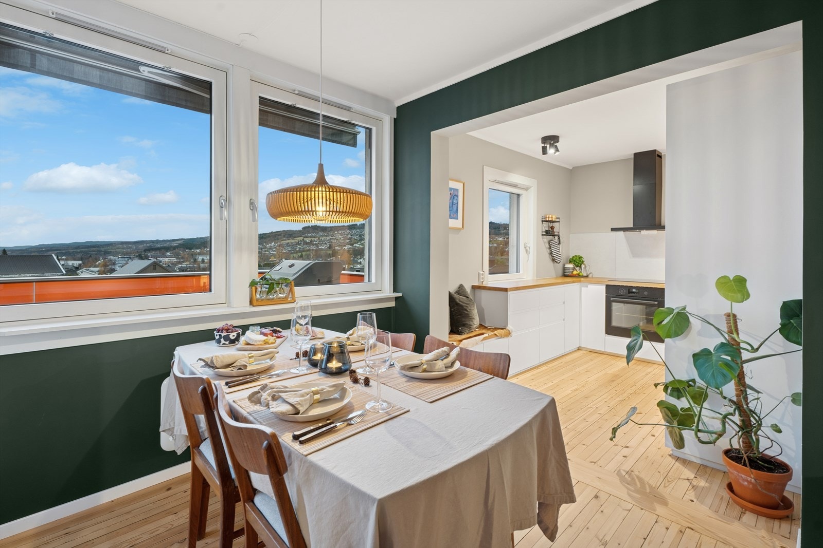 I tilknytning til kjøkkenet ligger en innbydende stue med spisestue, med plass til å samle familie og venner til hyggelige måltider. Galleribilde