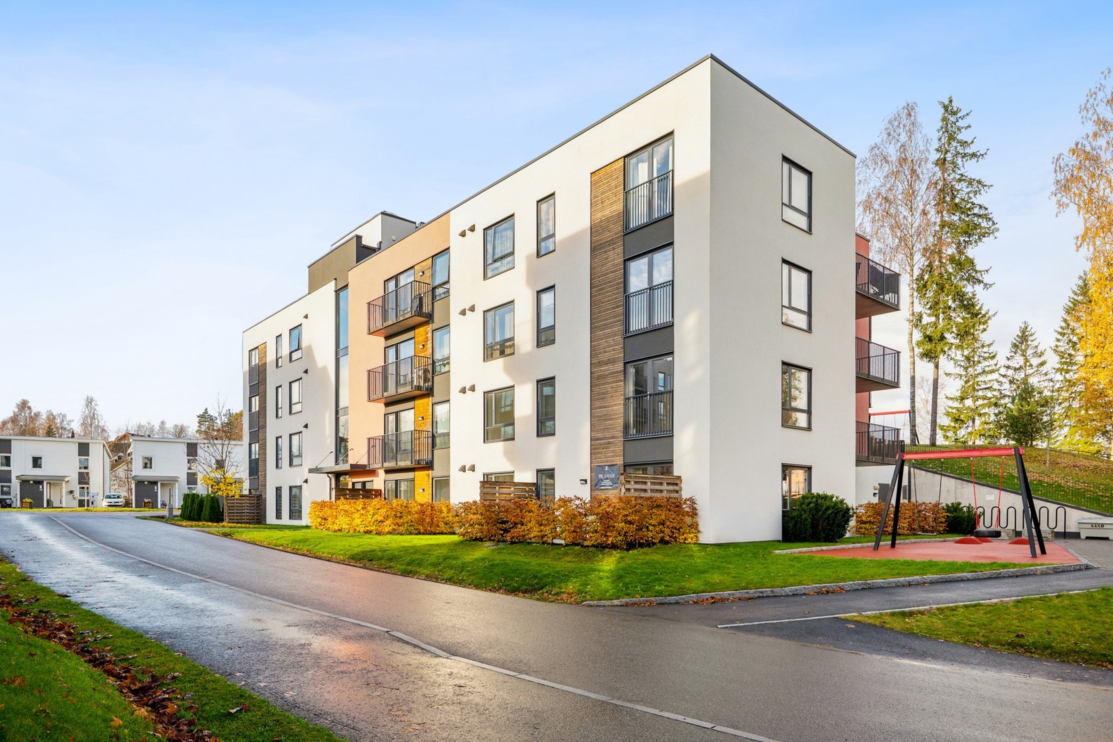 Nedre Grindaveg 117 ligger i et populært og veletablert boligområde på Råholt i Eidsvoll kommune. Galleribilde