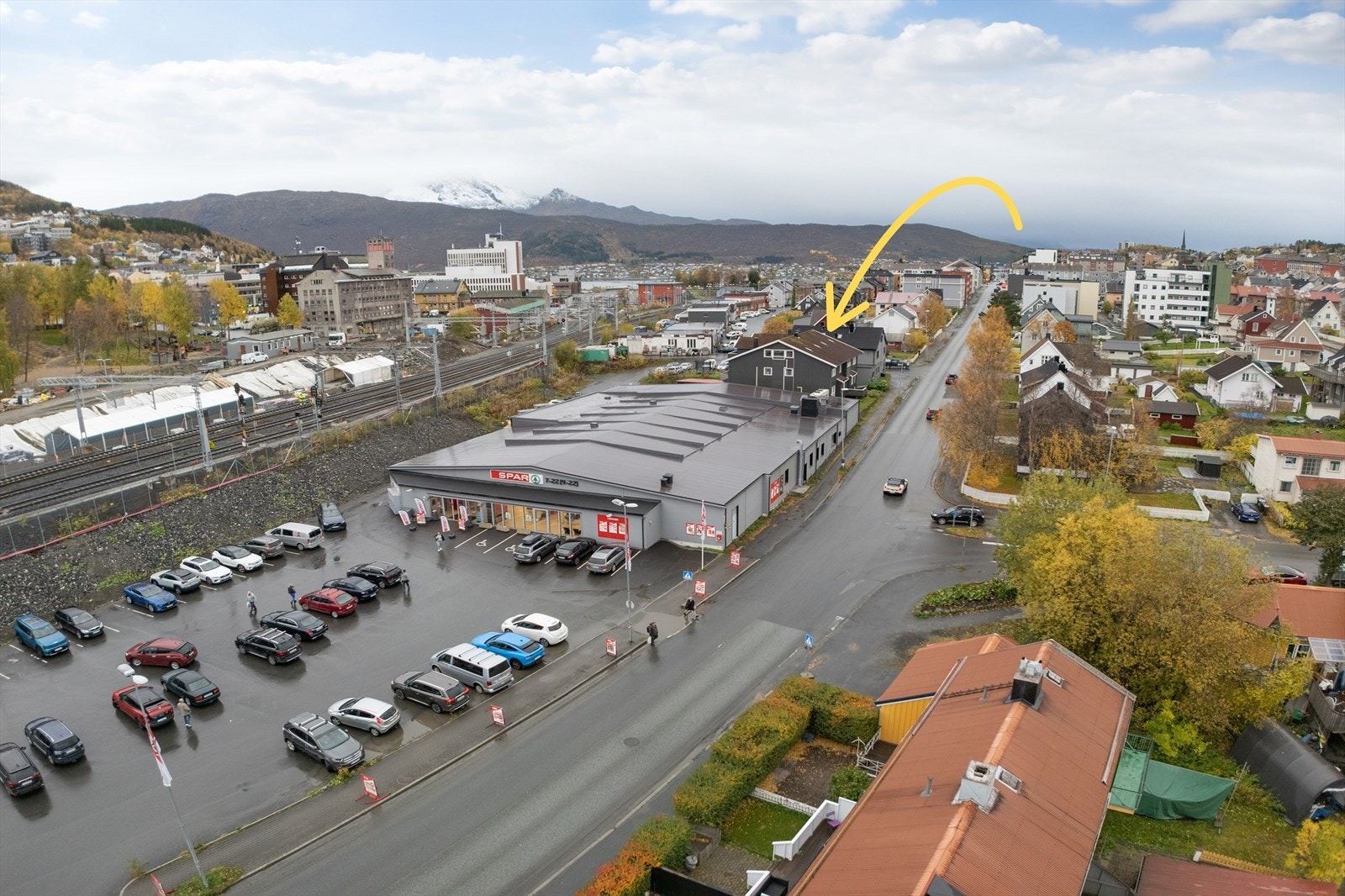Bygget har en svært sentral plassering med Spar Finbekken som nærmeste nabo, og gangavstand til Narvik sentrum Galleribilde