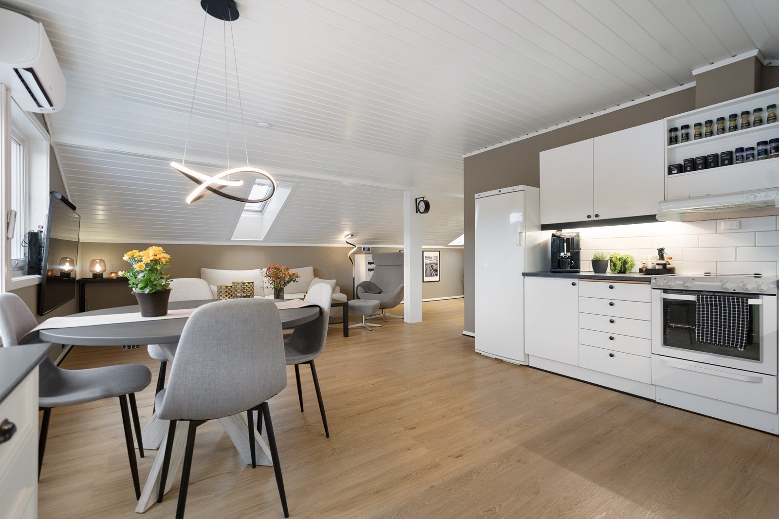 Den åpne løsningen skaper en luftig og harmonisk helhet. Her er det god plass til både spisebord og sofakrok Galleribilde