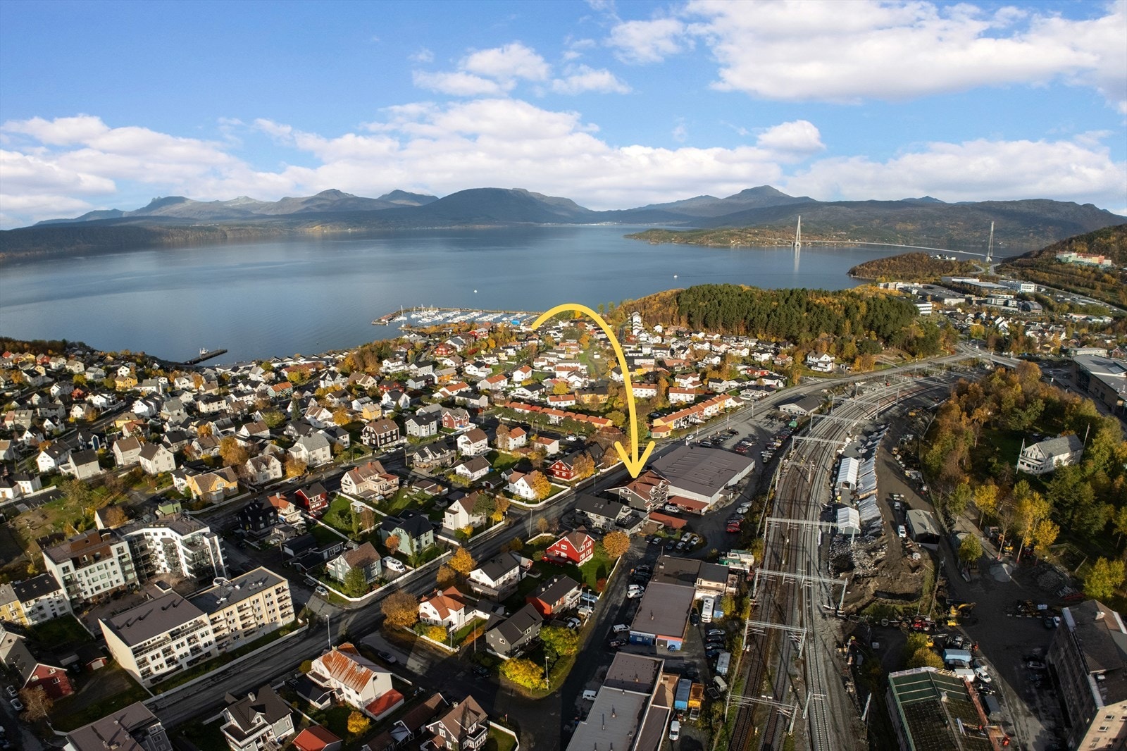 Her bor du i et rolig boligområde like utenfor bykjernen - med flotte turområder, fjorden og fjellet kun minutter unna Galleribilde