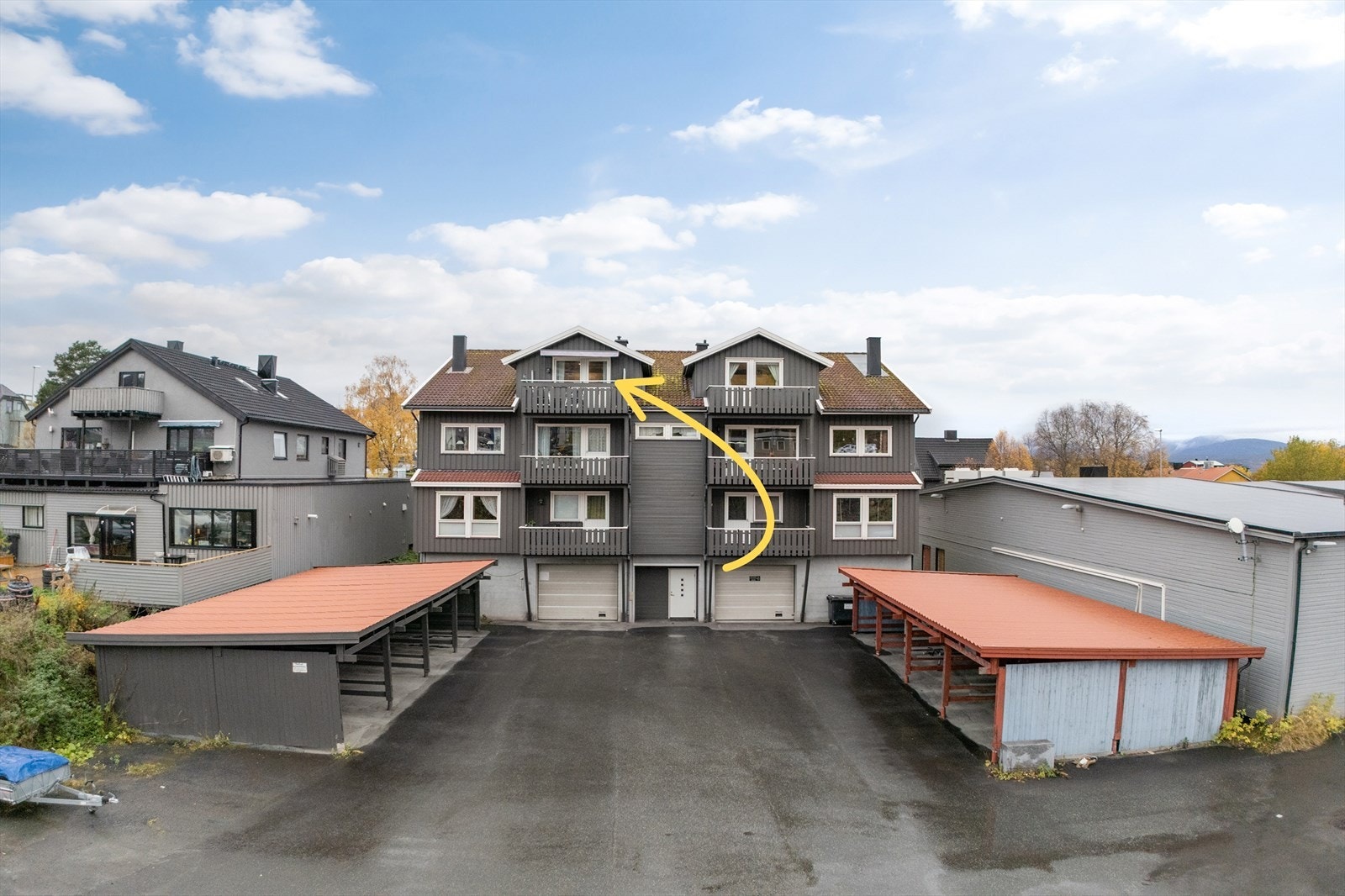 Leiligheten ligger øverst i bygget, med egen balkong og utsikt mot byen. Fra bakgården har du enkel adkomst til carport og felles inngang Galleribilde