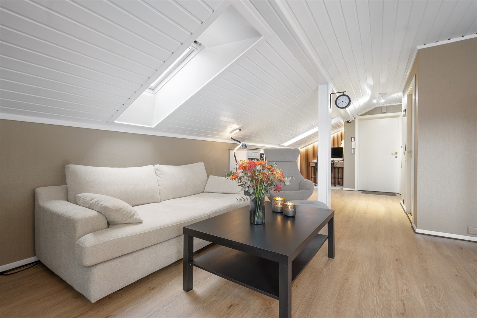 Lys og trivelig stue med skråtak og takvindu som gir flott lysinnslipp. En behagelig sone for avslapning og hyggelige kvelder hjemme Galleribilde