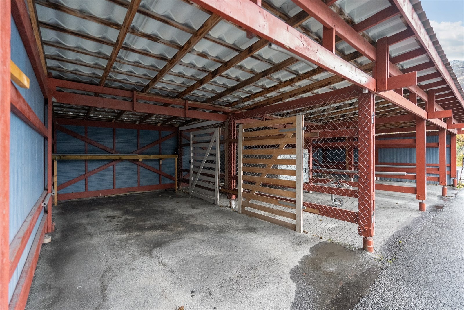 Egen carportplass med god takhøyde og ekstra lagringsplass bakerst Galleribilde