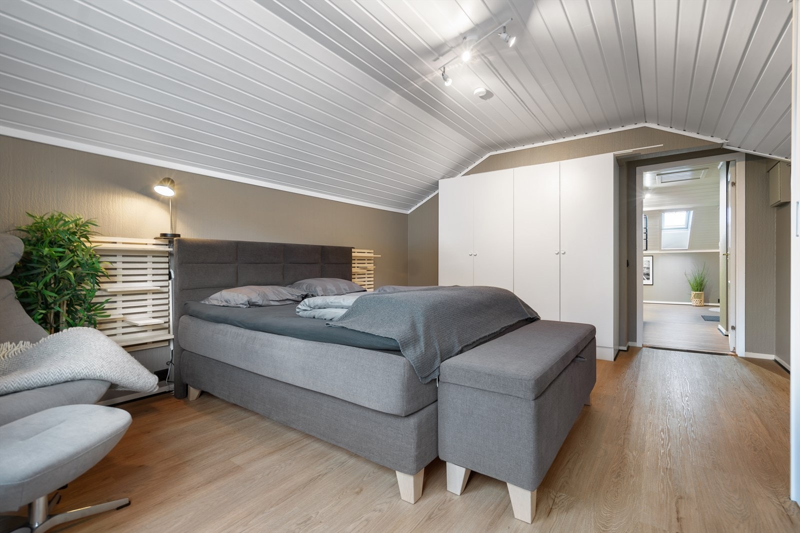 Romslig soverom med god plass til dobbeltseng, garderobeskap og sitteplass. En rolig og behagelig sone å trekke seg tilbake til Galleribilde