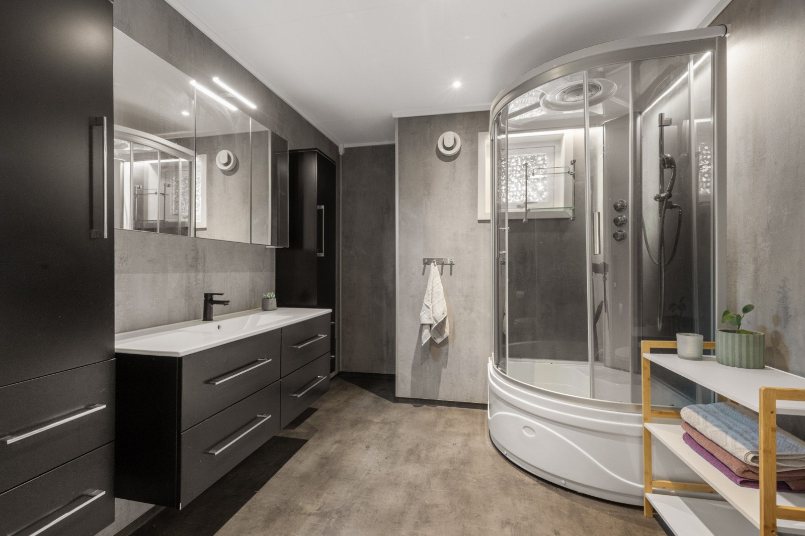 Stort og delikat baderom som holder et tidløst preg, materialbruken harmonerer godt sammen med hverandre Galleribilde