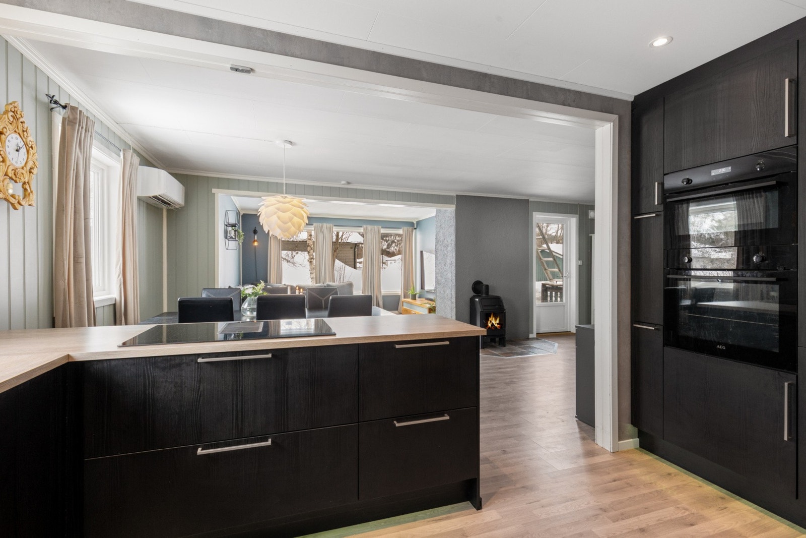 Her kan kokken i huset kokkelere mens samtalen flyter med gjestene Galleribilde